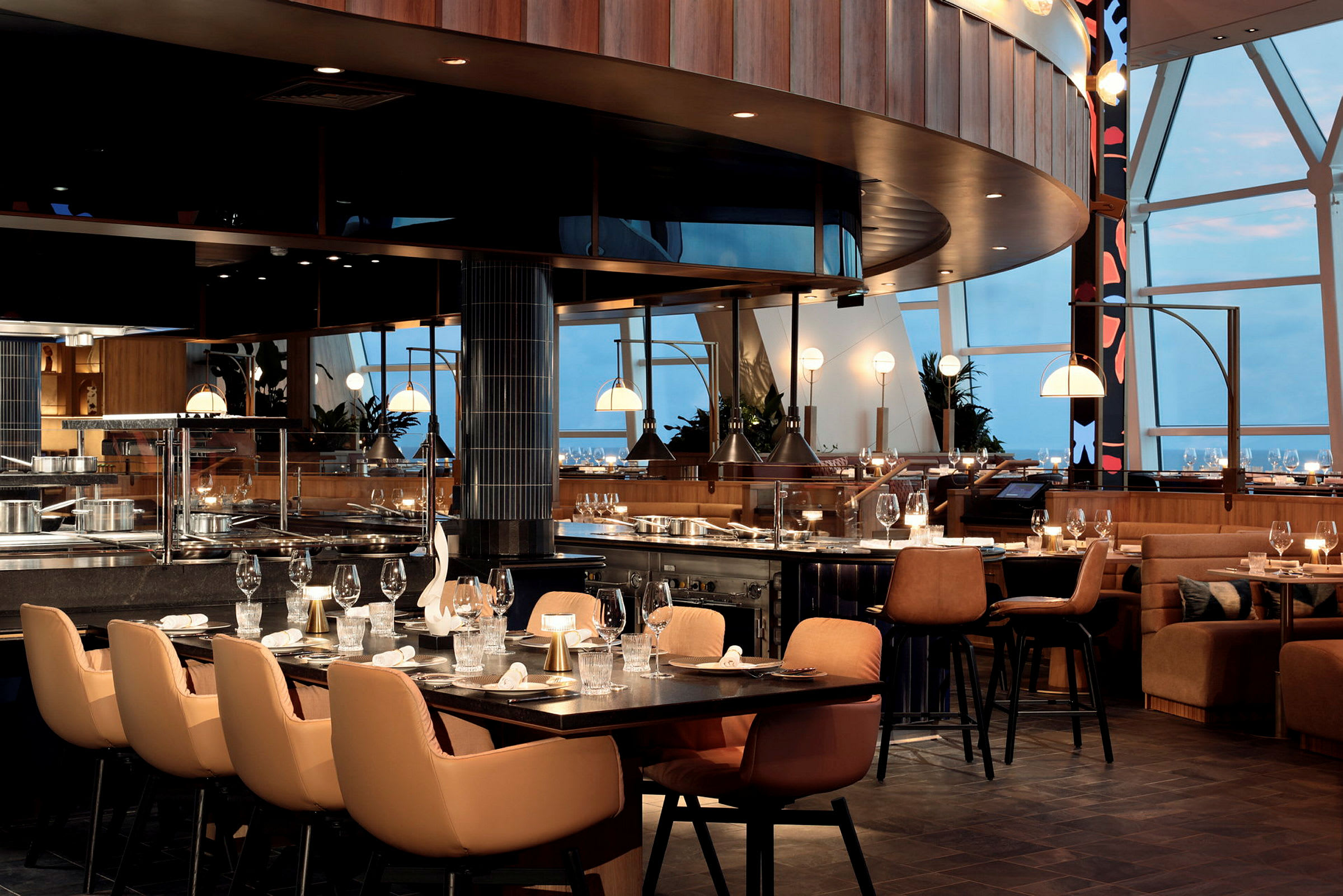 Et elegant restaurantinteriør med dekkede bord, komfortable stoler og moderne belysning. (AI-generert tekst)