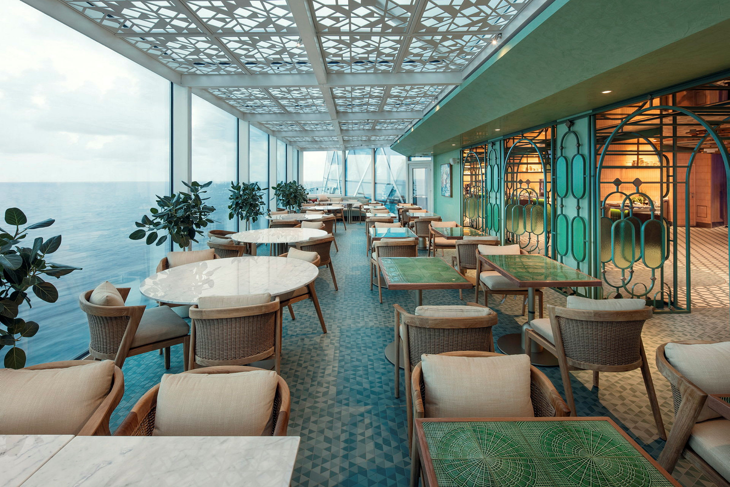 En restaurant med havutsikt, moderne møbler og lyse farger. (AI-generert tekst)