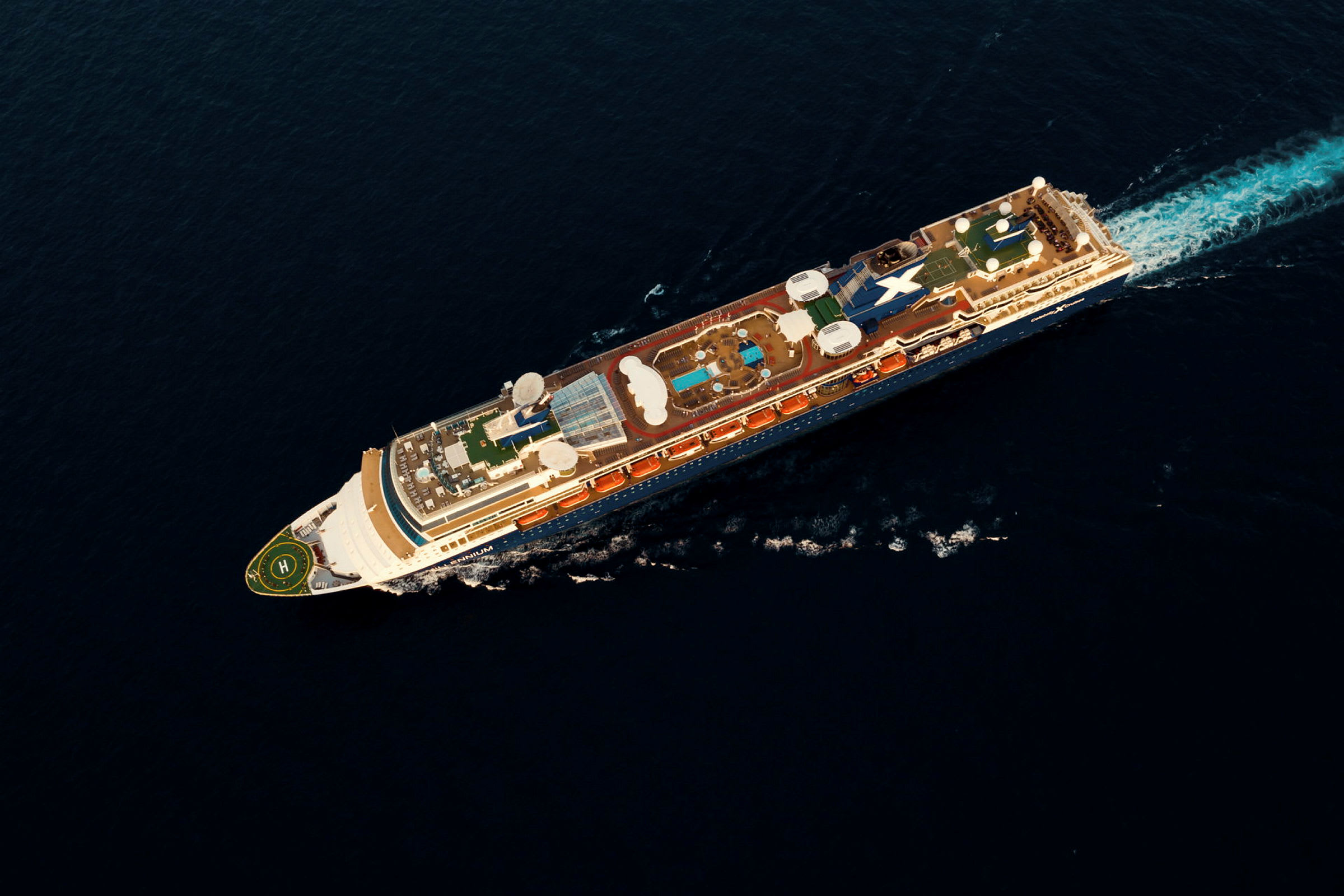 Oversiktsbilde av et cruiseskip på åpent hav. (AI-generert tekst)