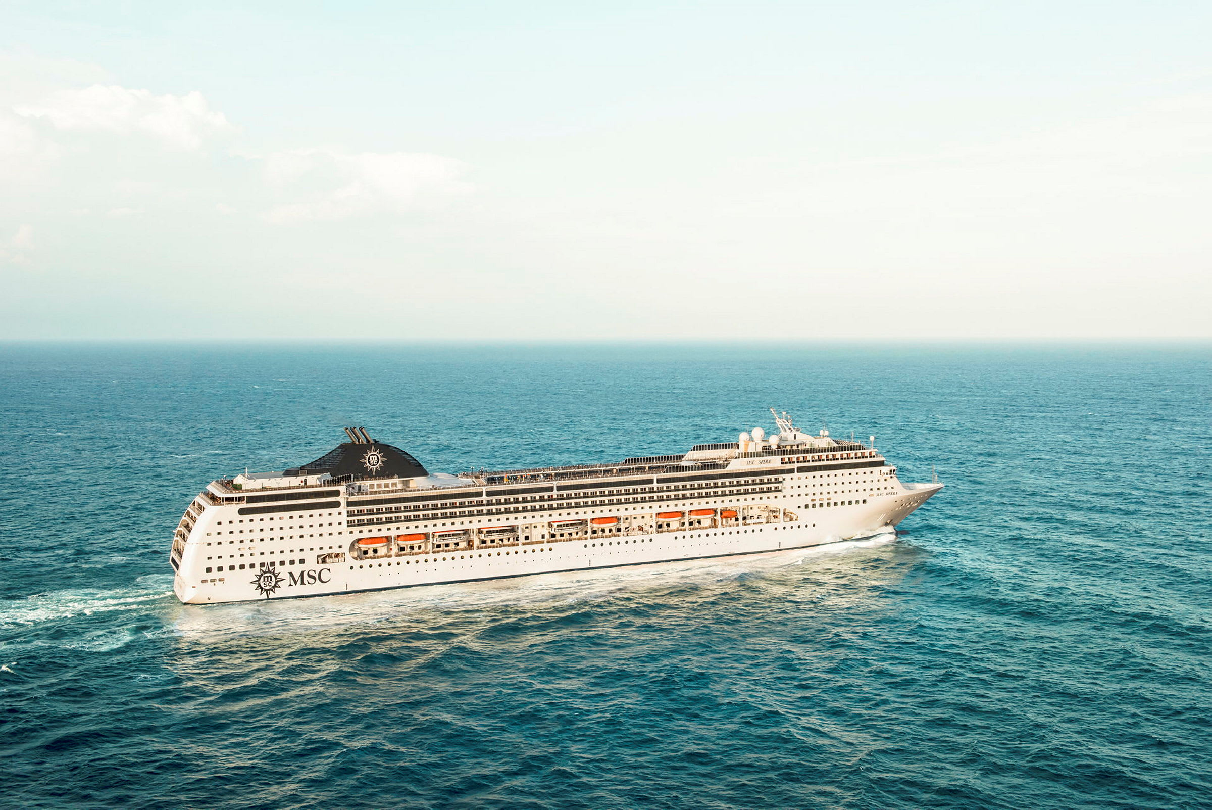 Et stort cruiseskip som seiler på havet under klar himmel. (AI-generert tekst)
