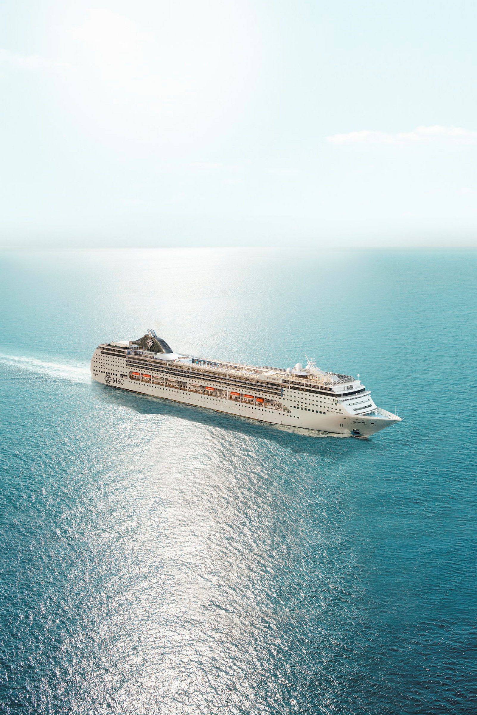 Et cruiseskip på havet under klar himmel. (AI-generert tekst)