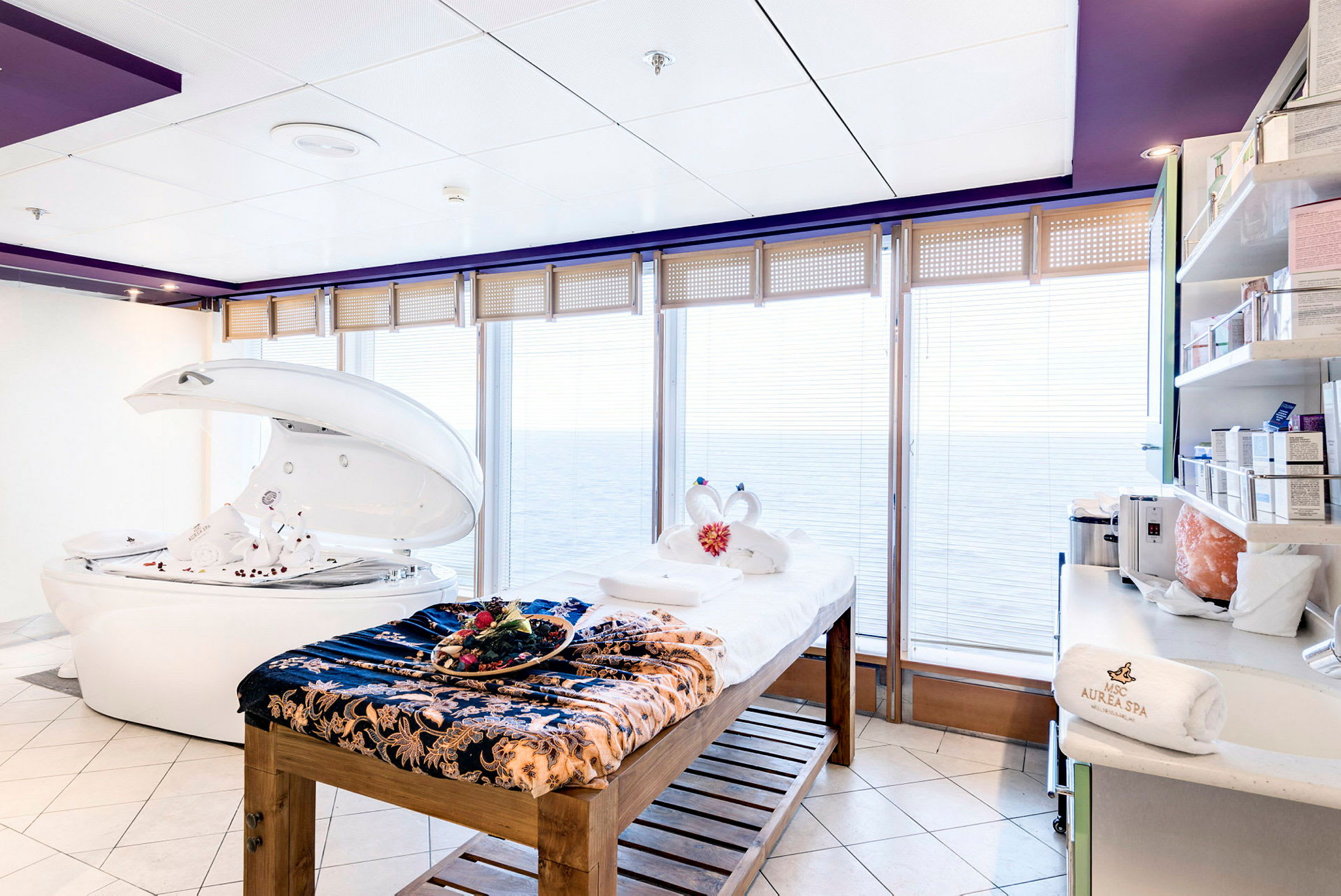 Massasjebord og avslapningsutstyr på et spa med havutsikt. (AI-generert tekst)
