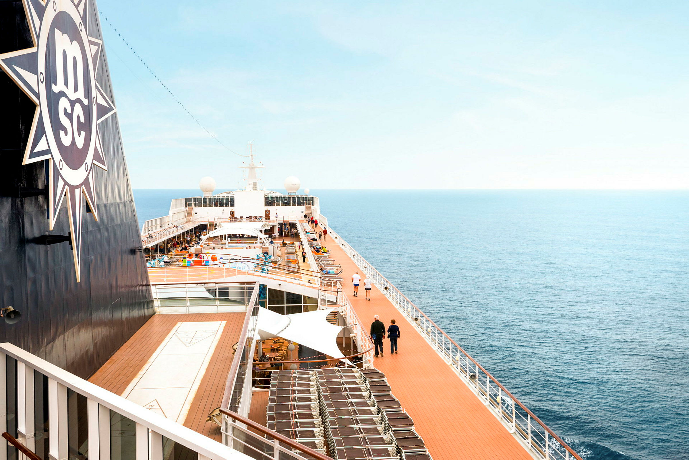 Bilde av dekk på et MSC-cruiseskip med utsikt over havet. (AI-generert tekst)