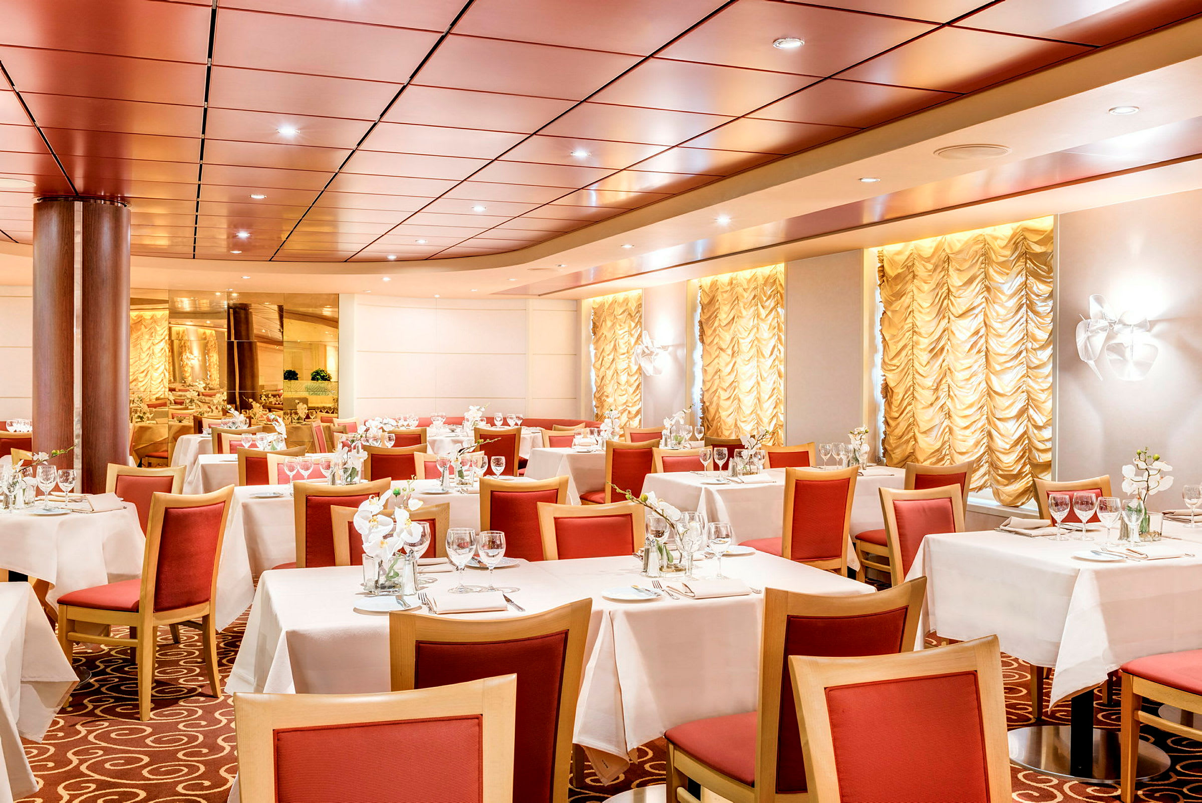 Restaurant med dekkede bord og røde stoler, innredet med gullgardiner. (AI-generert tekst)