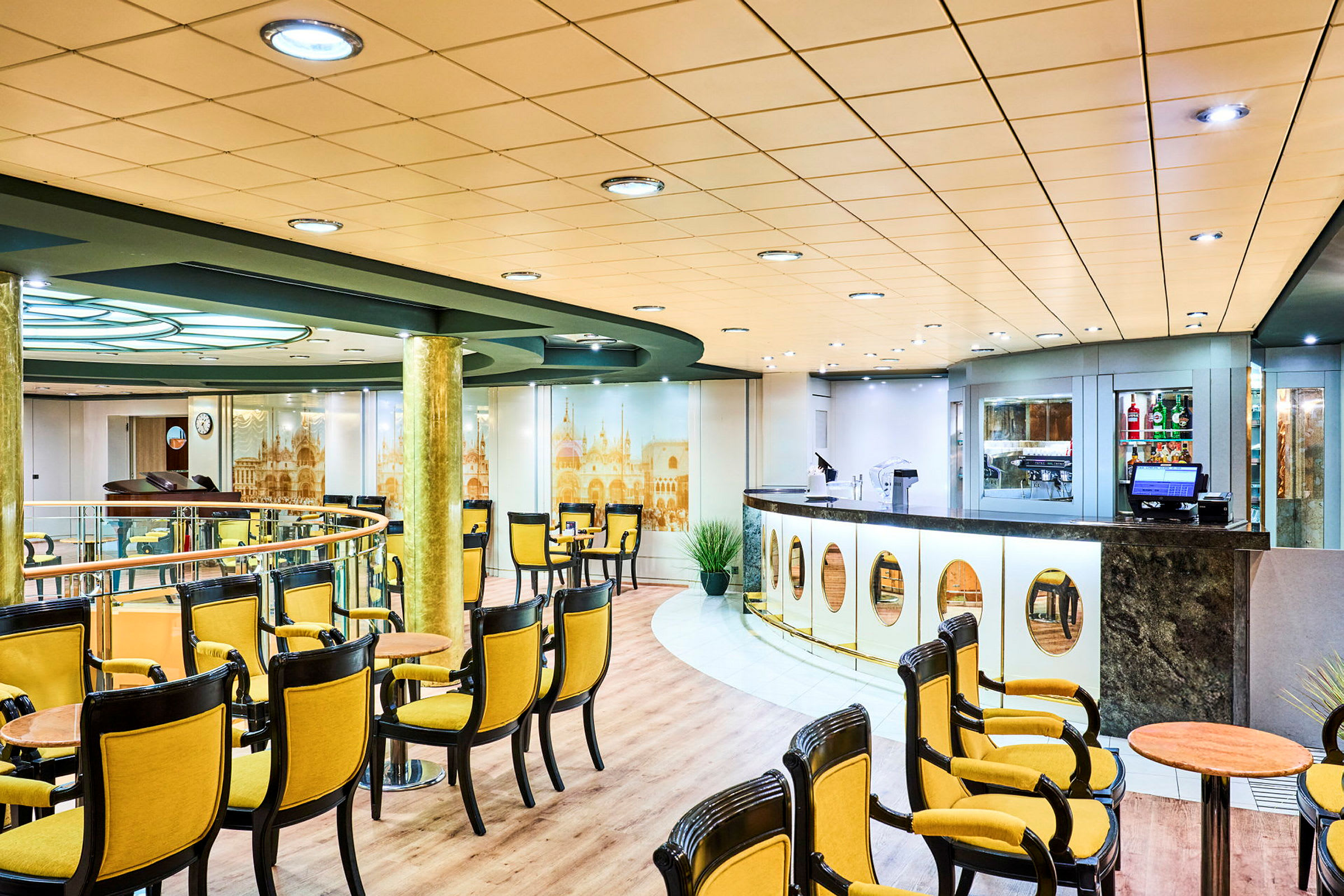 Interiør av et elegant lokale med gule og svarte stoler samt en servicebar. (AI-generert tekst)