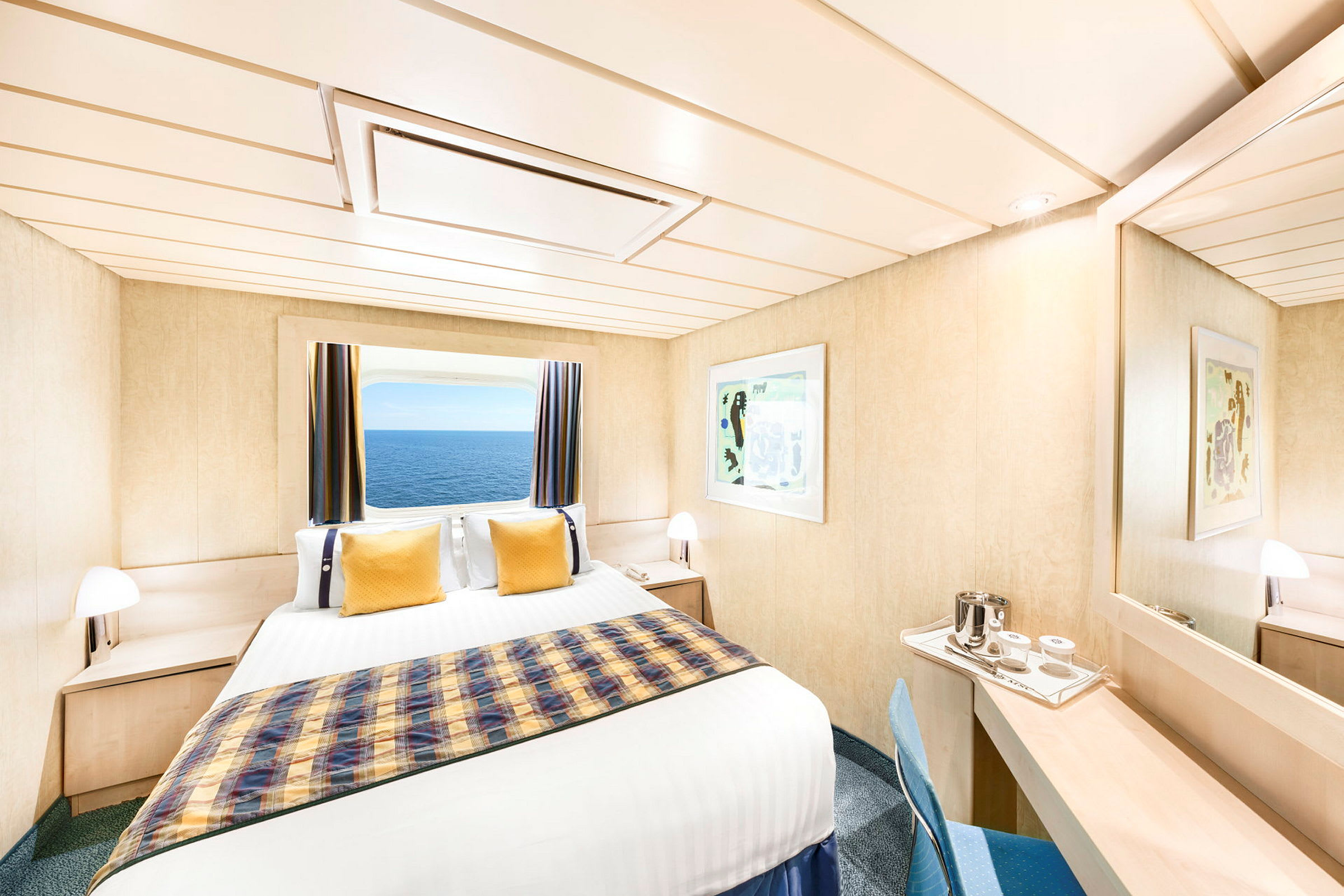 Lugar på cruiseskip med seng og utsikt mot havet. (AI-generert tekst)