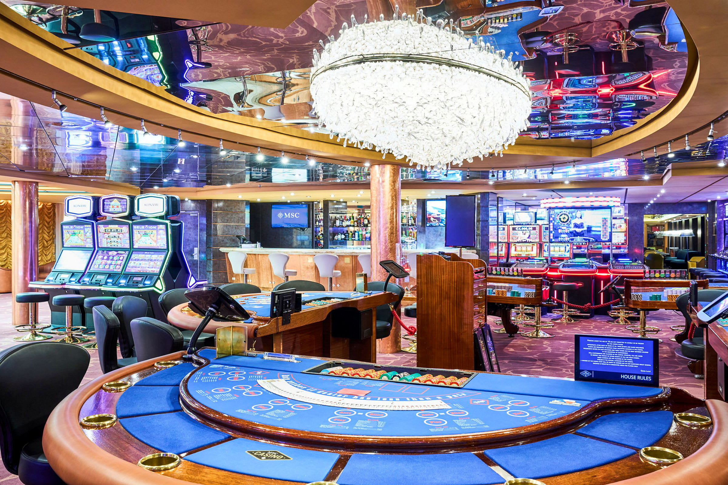 Et kasinorom med blackjackbord, spilleautomater og bar. (AI-generert tekst)