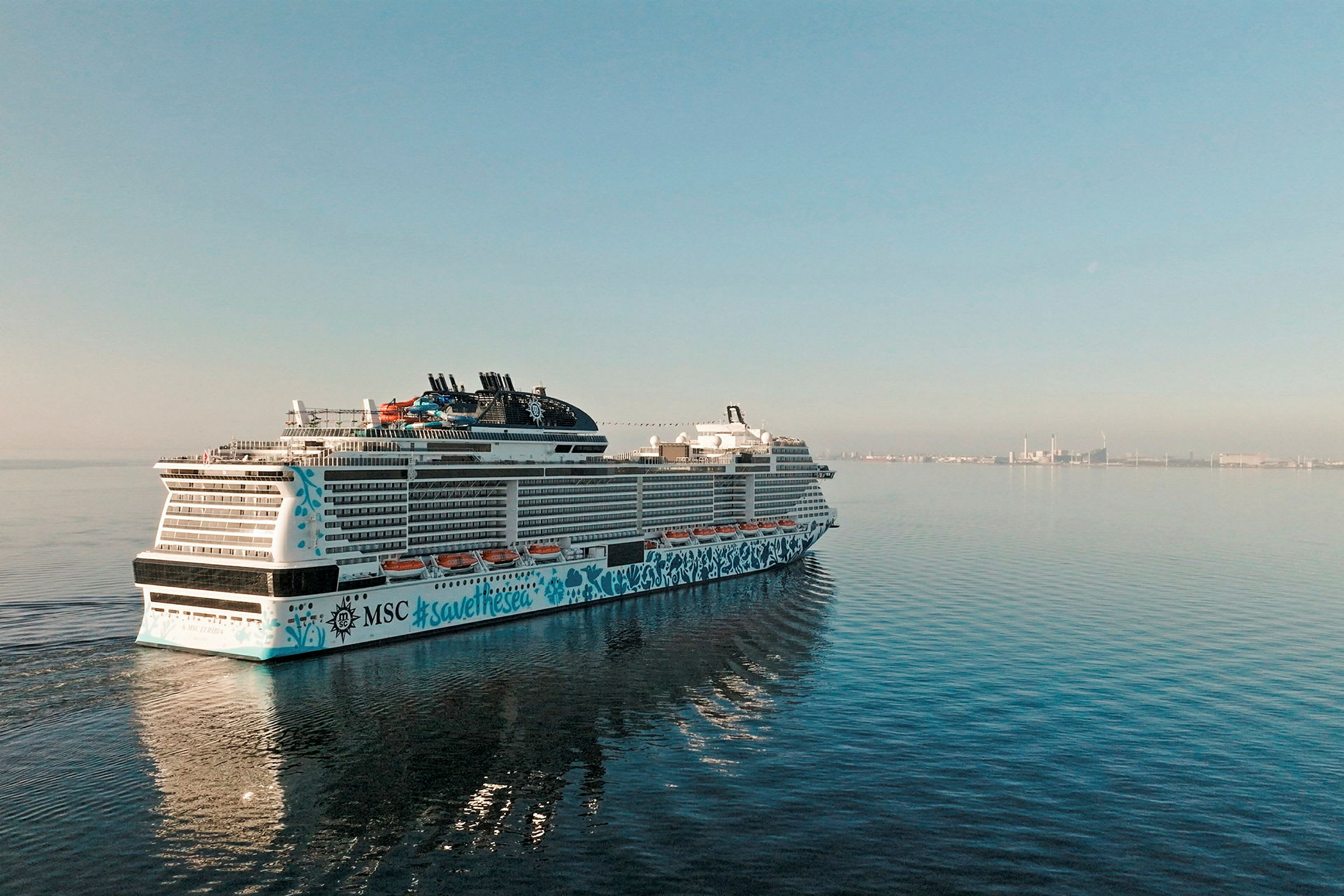 Et cruiseskip på havet med en by i bakgrunnen. (AI-generert tekst)