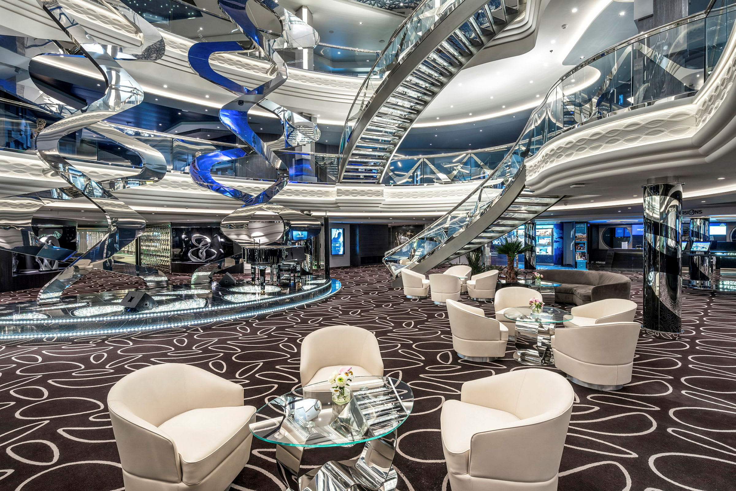 Interiør av en luksuriøs lounge med spiralformede trapper, moderne møbler og dekorative detaljer. (AI-generert tekst)