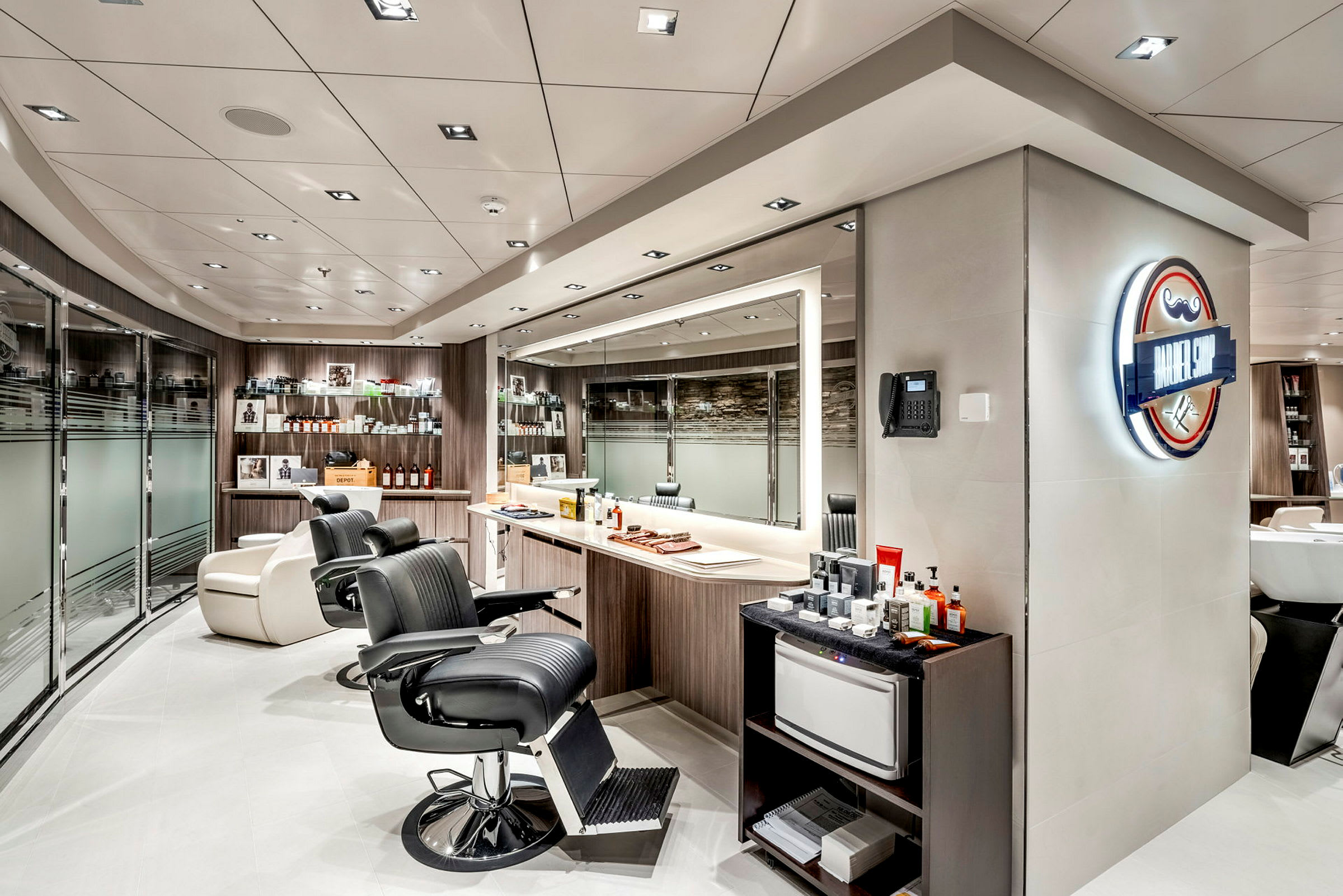 Bilde av en moderne barbersalong med utstyr og speil. (AI-generert tekst)