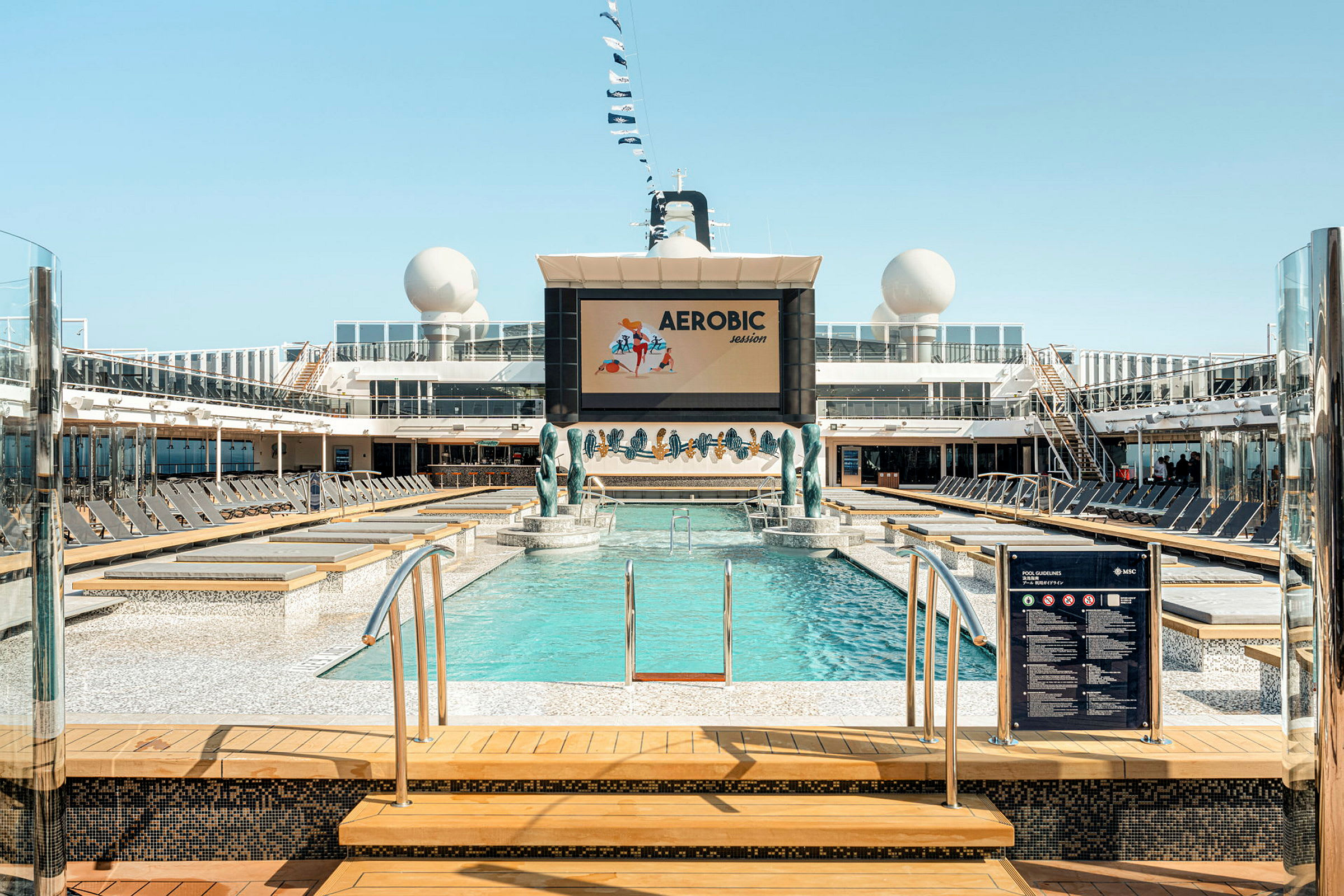 Utendørs basseng med fontener og solsenger på et cruiseskip. (AI-generert tekst)