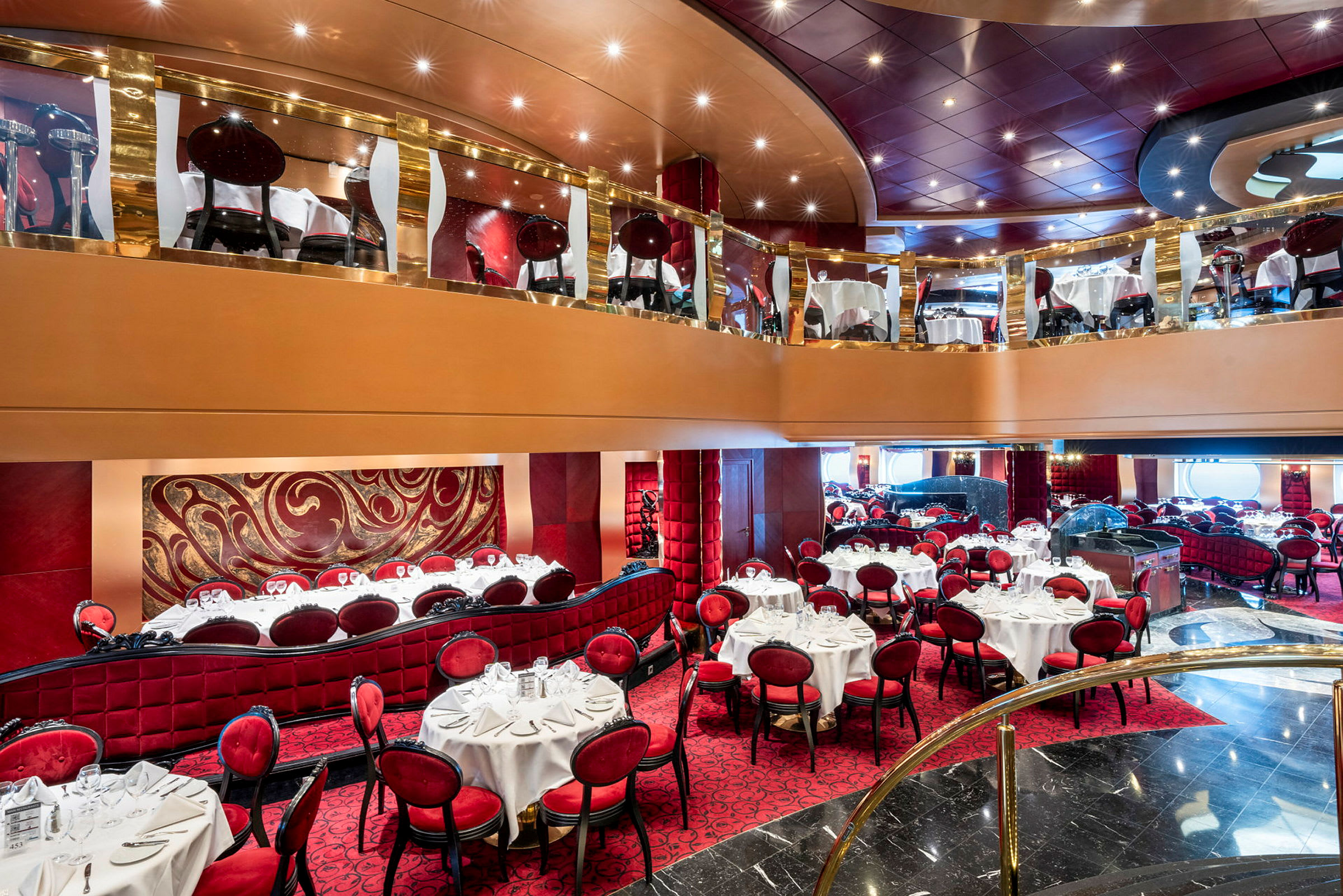 En moderne restaurant med røde stoler og runde bord, dekorert med elegante tekstiler og detaljer. (AI-generert tekst)
