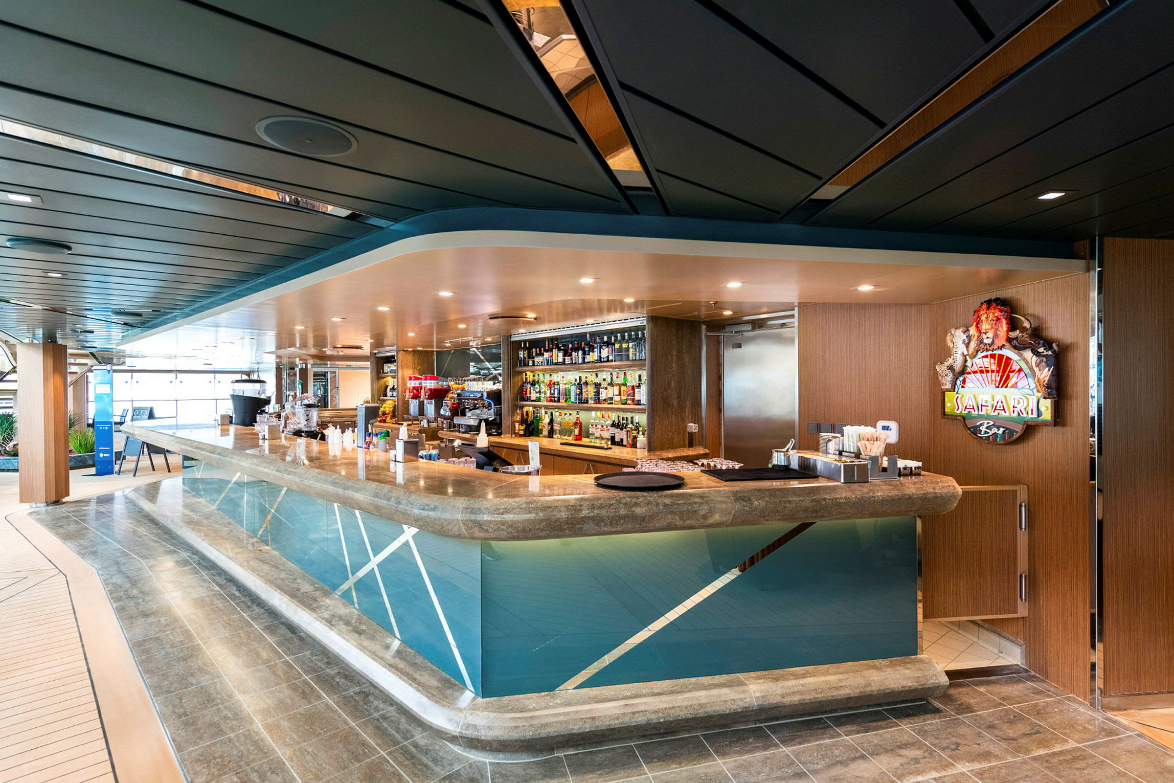 En bar på et cruiseskip med Safari Bar-skilt og godt fylte hyller. (AI-generert tekst)