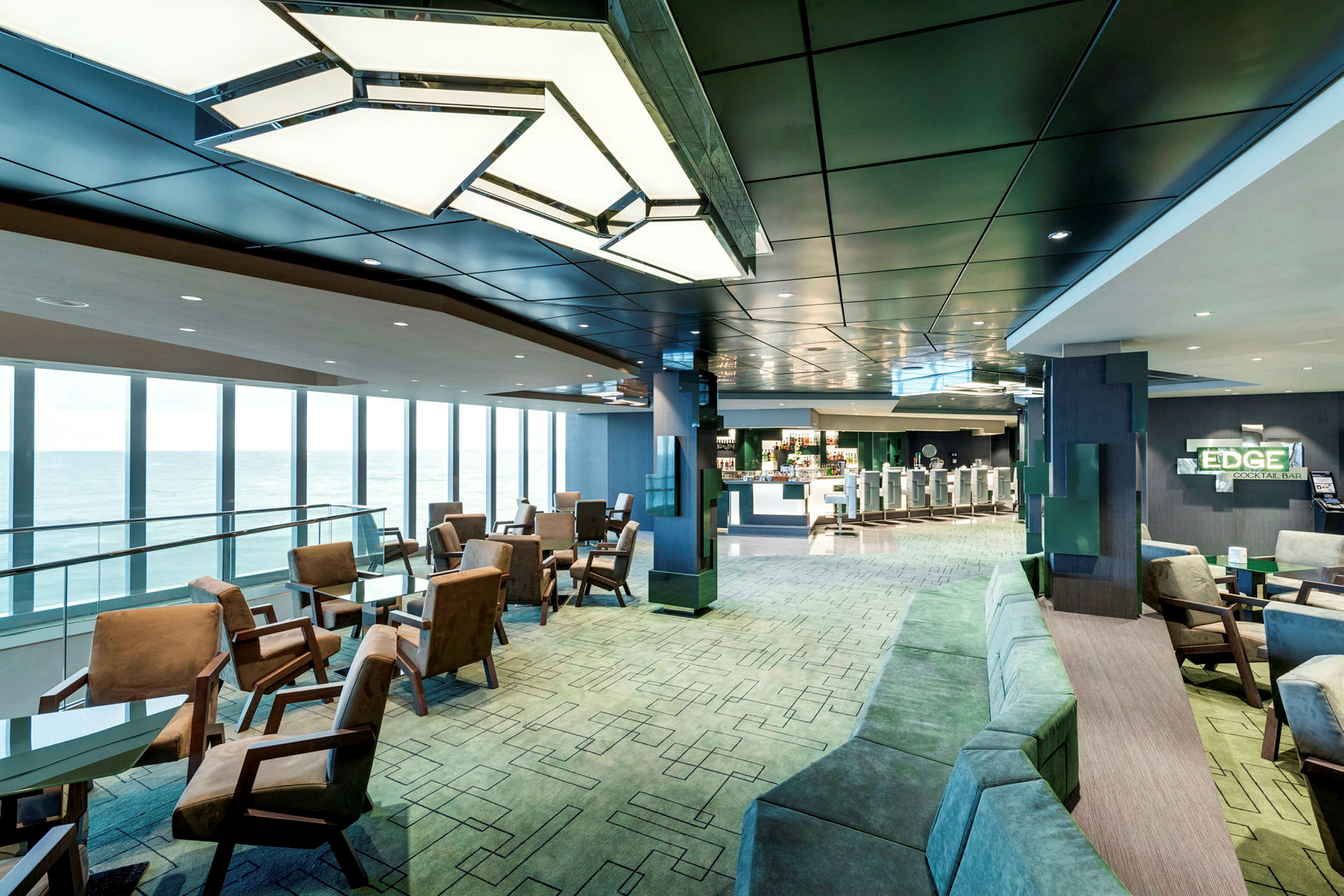 En elegant bar med sitteplasser og stor vindusutsikt mot havet. (AI-generert tekst)