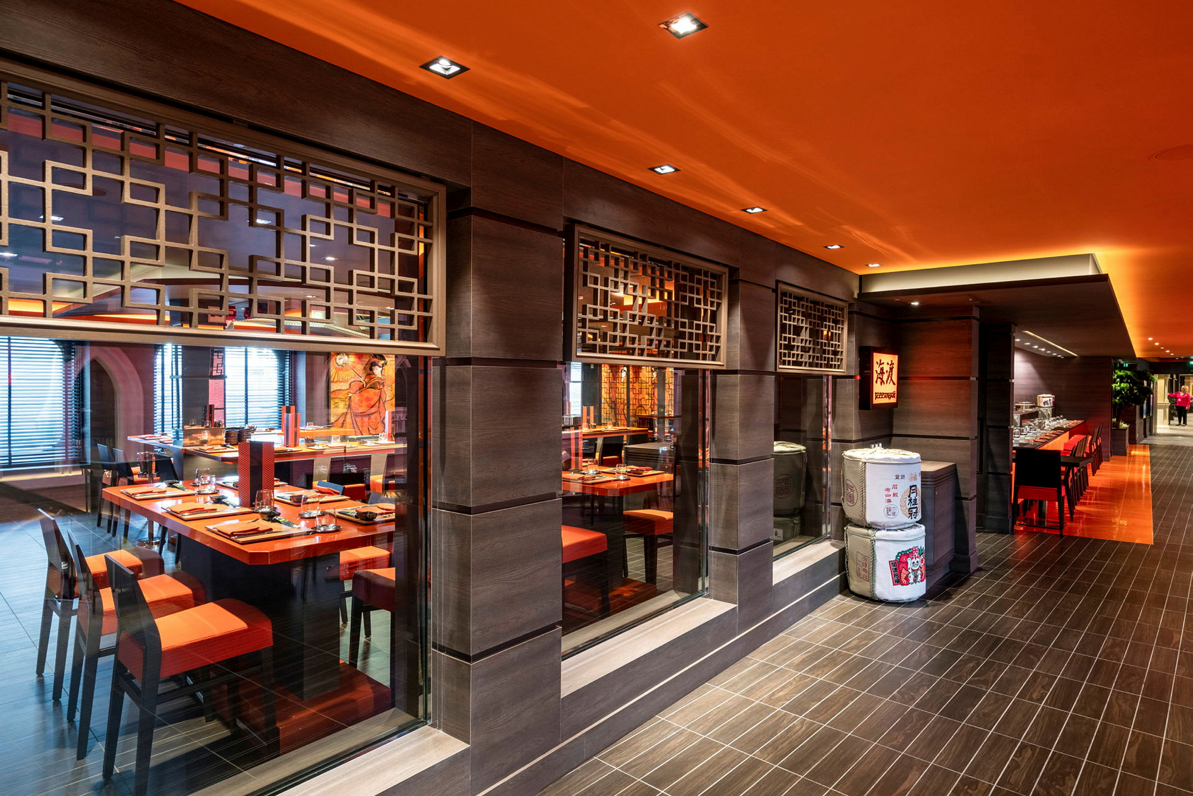 En elegant restaurant med tredetaljer og oransje interiør. (AI-generert tekst)