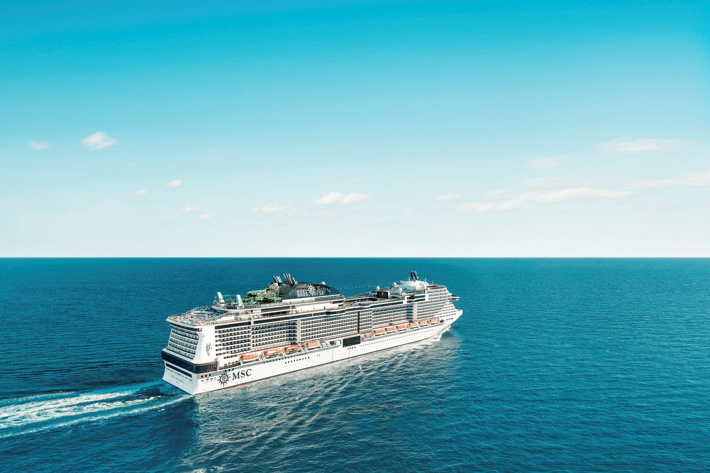 Et cruiseskip på havet under en klar blå himmel. (AI-generert tekst)
