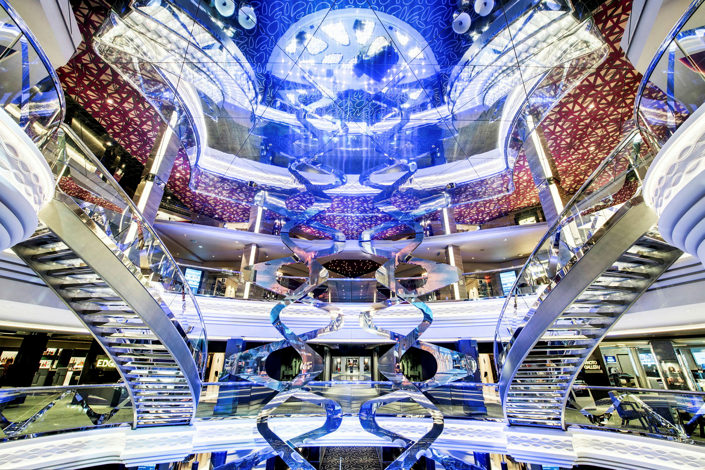 Interiørbilde av en moderne bygning med glitrende detaljer og futuristisk design. (AI-generert tekst)
