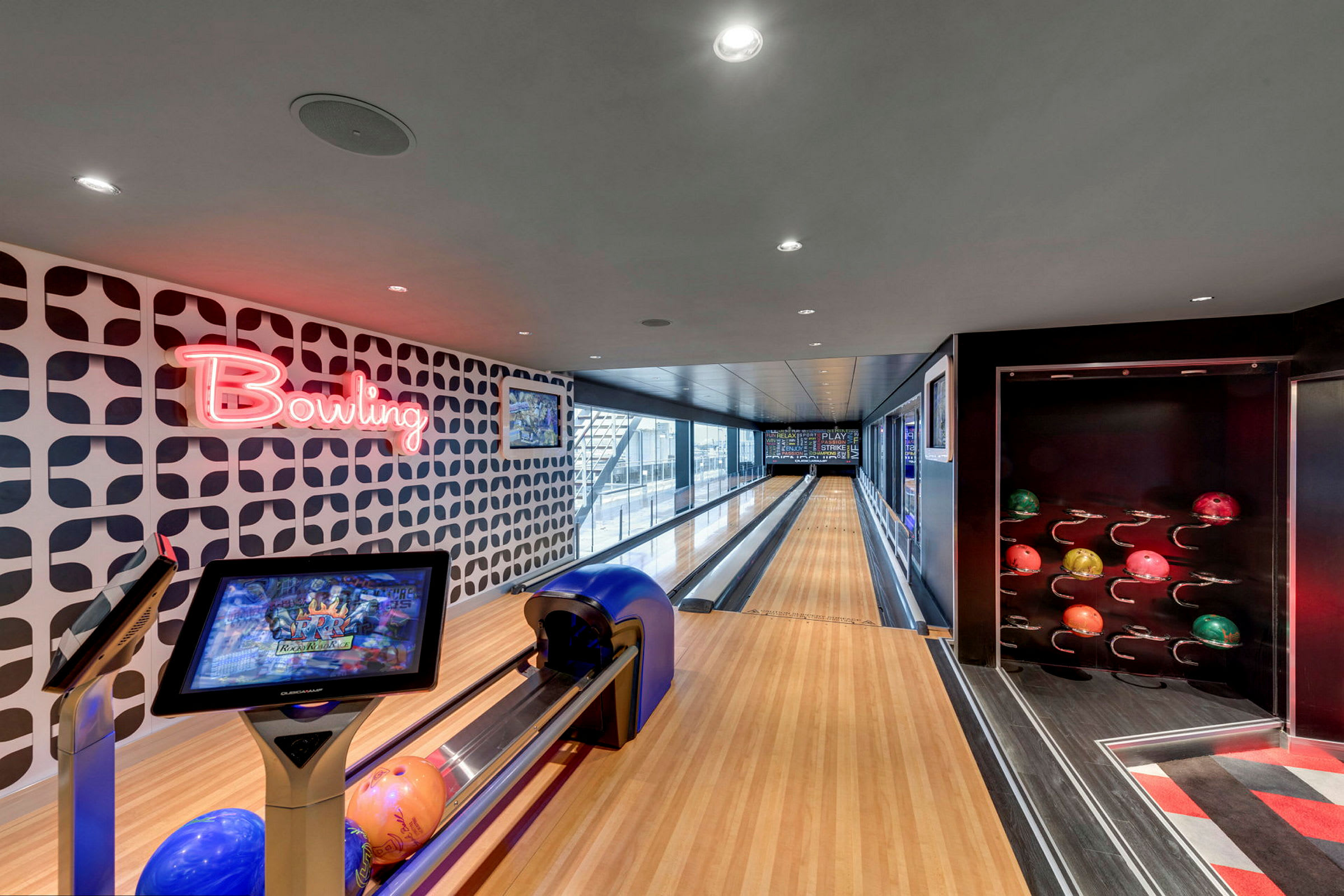 En innside av en bowlinghall med baner og fargerike bowlingkuler. (AI-generert tekst)