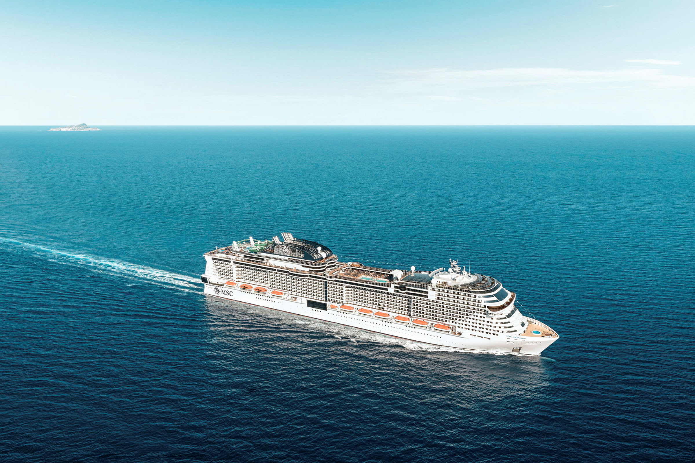 Et stort cruiseskip seiler over havet under en klar himmel. (AI-generert tekst)