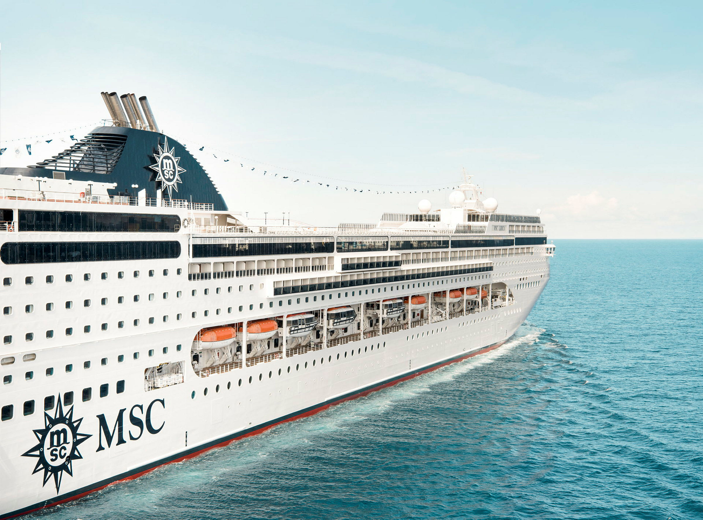 Et cruiseskip fra MSC på havet. (AI-generert tekst)