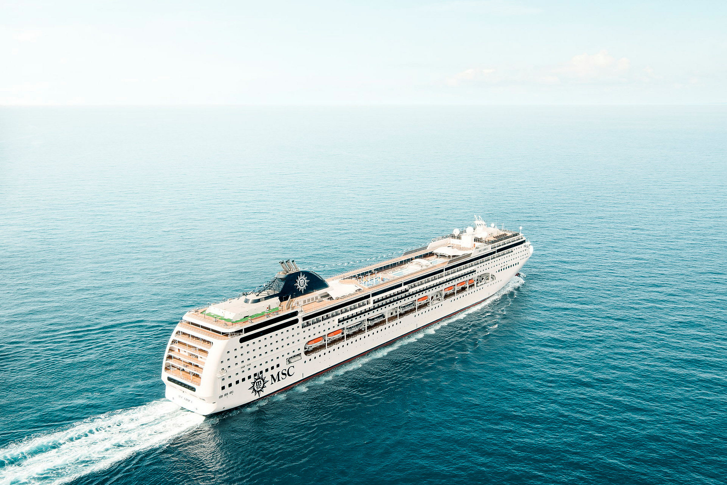 Et cruiseskip på åpent hav. (AI-generert tekst)