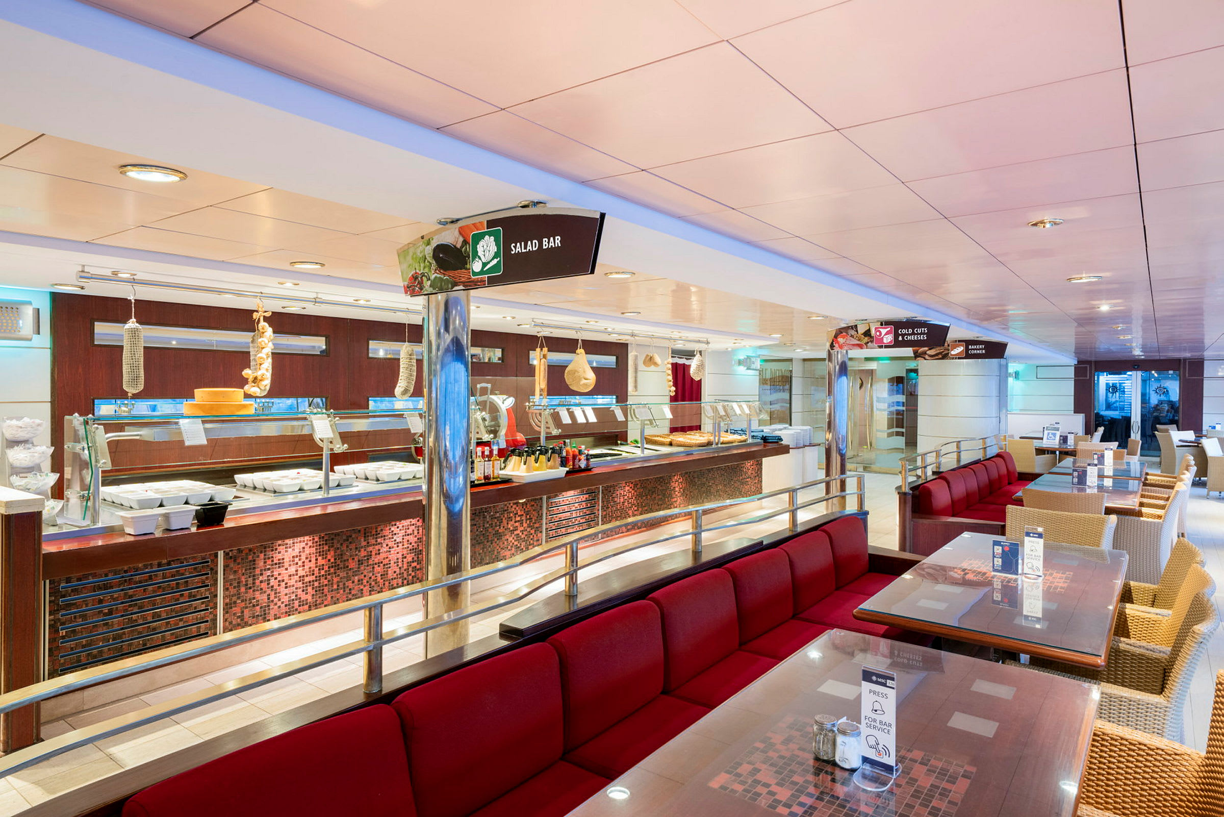 Bilde av en restaurant med salatbar og røde sitteplasser. (AI-generert tekst)