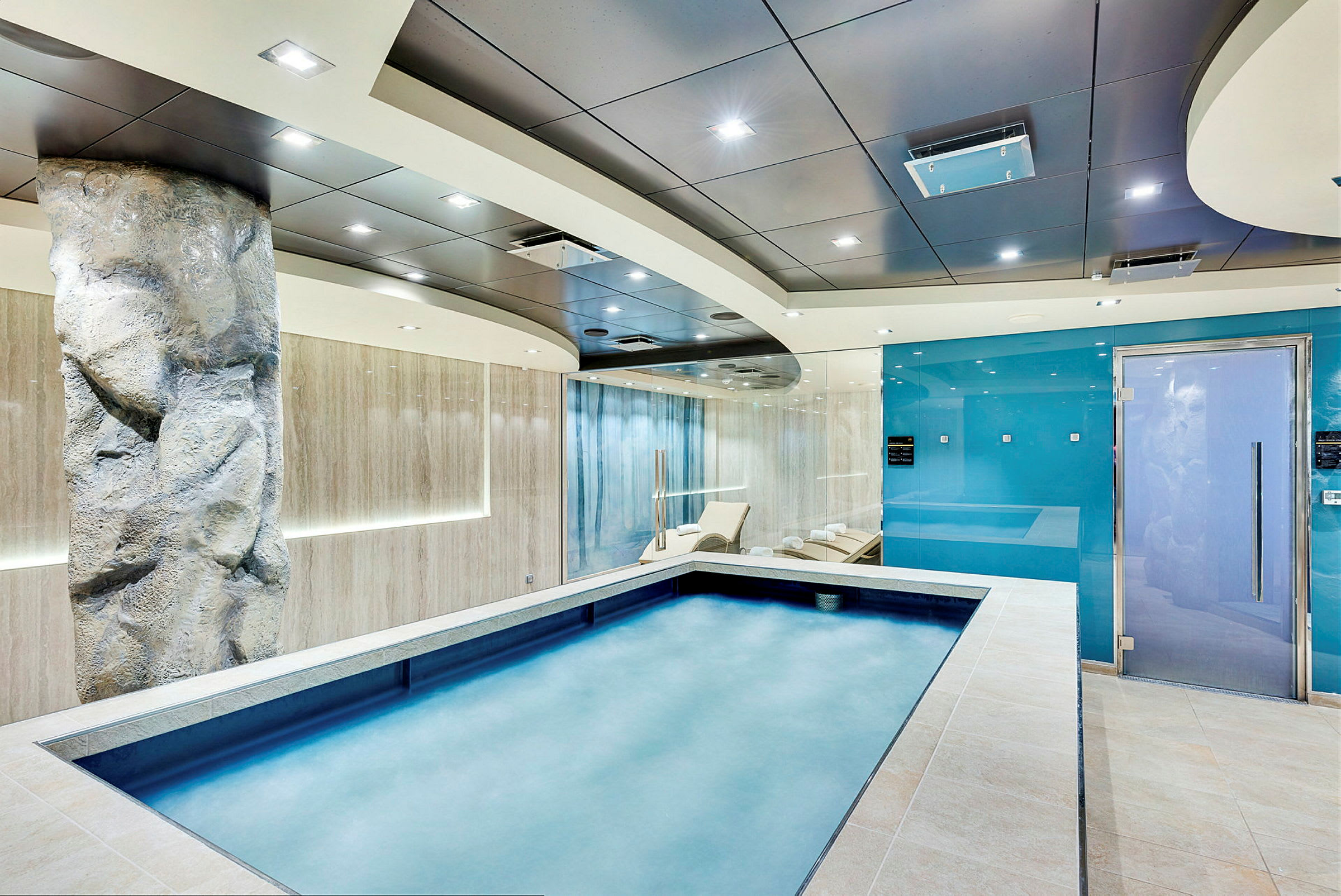 Et innendørsbasseng i et moderne spa-område. (AI-generert tekst)