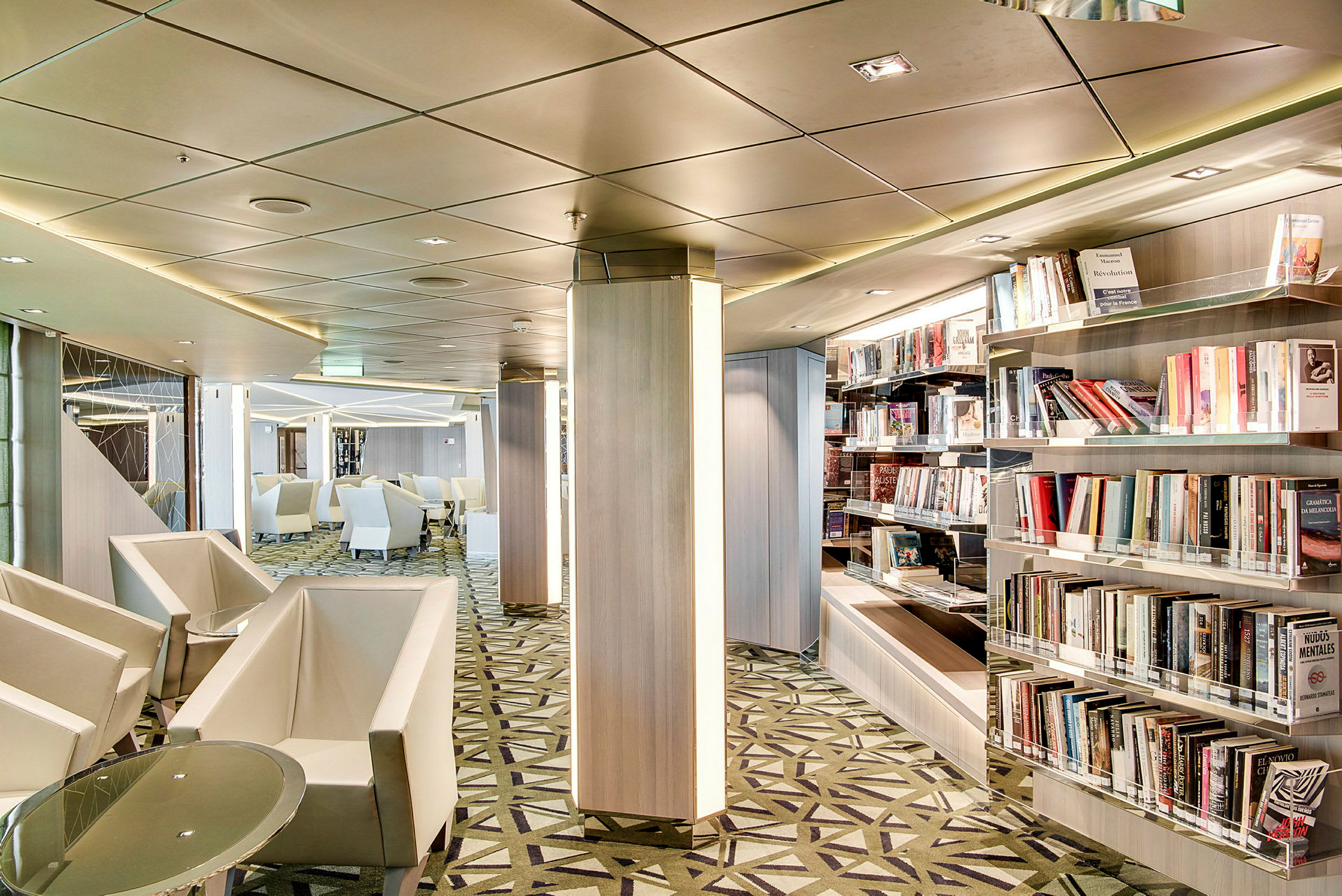 Moderne lounge med bokhyller og sitteplasser. (AI-generert tekst)