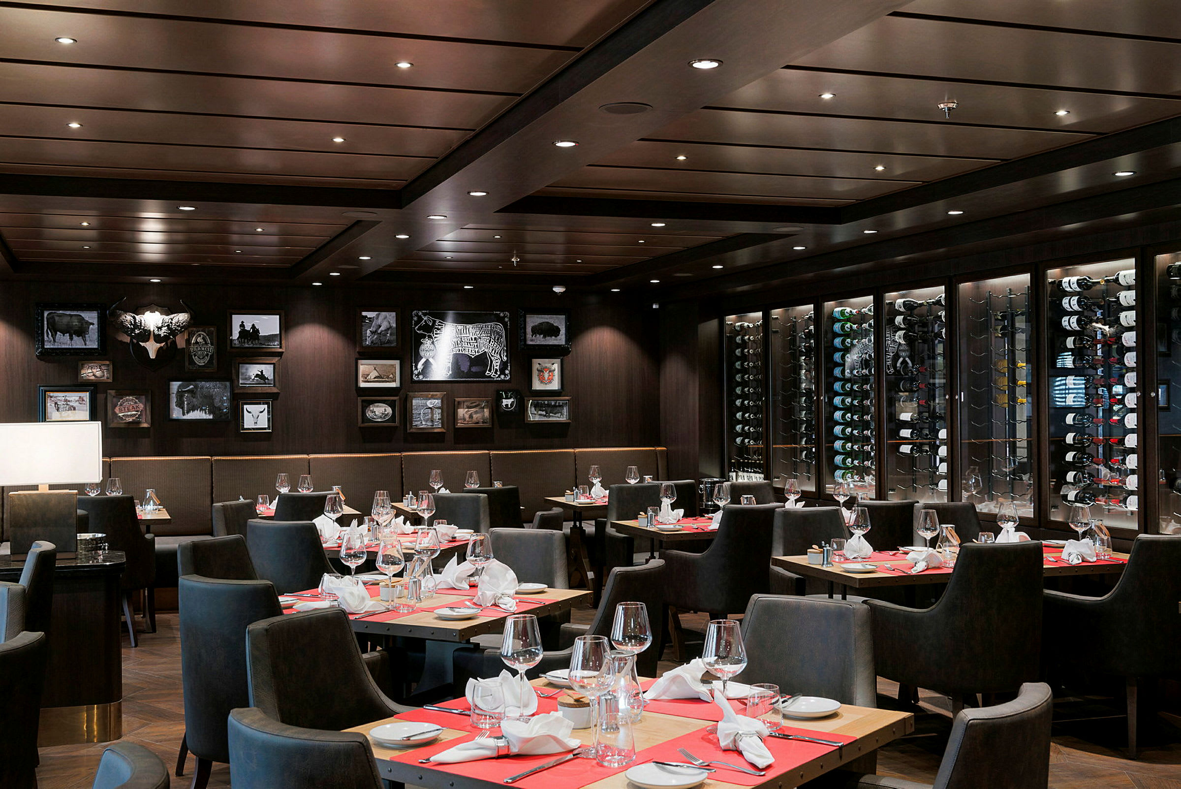 En elegant restaurant med dekkede bord og synlig vinoppbevaring på siden. (AI-generert tekst)