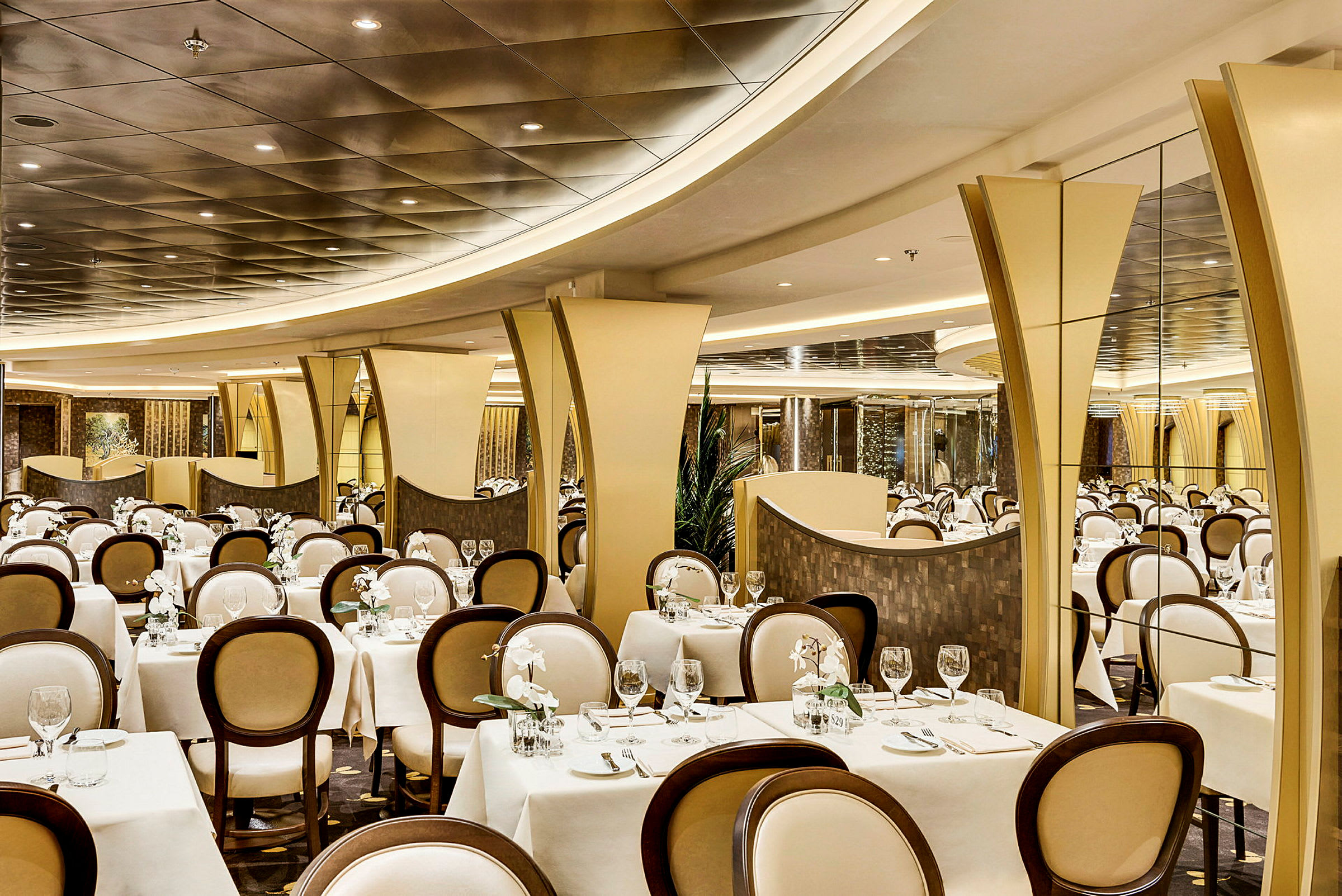 Elegant restaurant med hvite duker og trestoler. (AI-generert tekst)