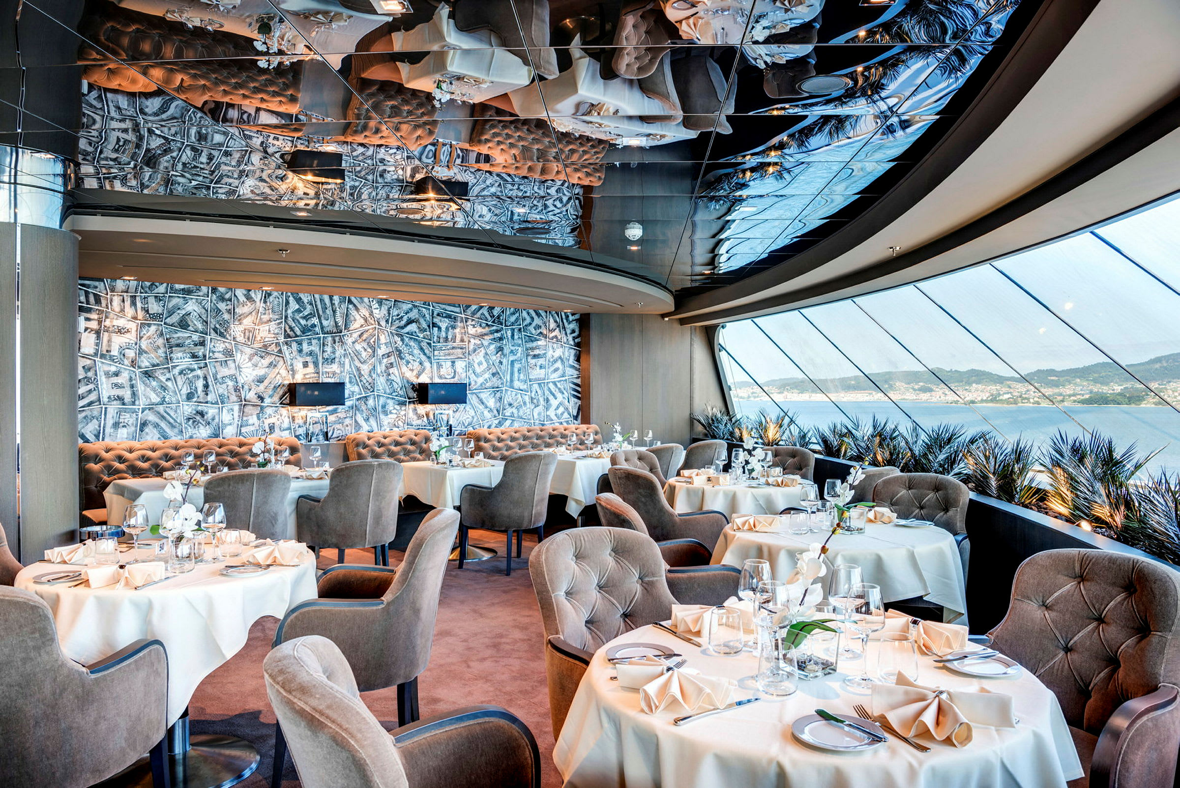 Luksuriøs restaurant med elegante møbler og havutsikt. (AI-generert tekst)