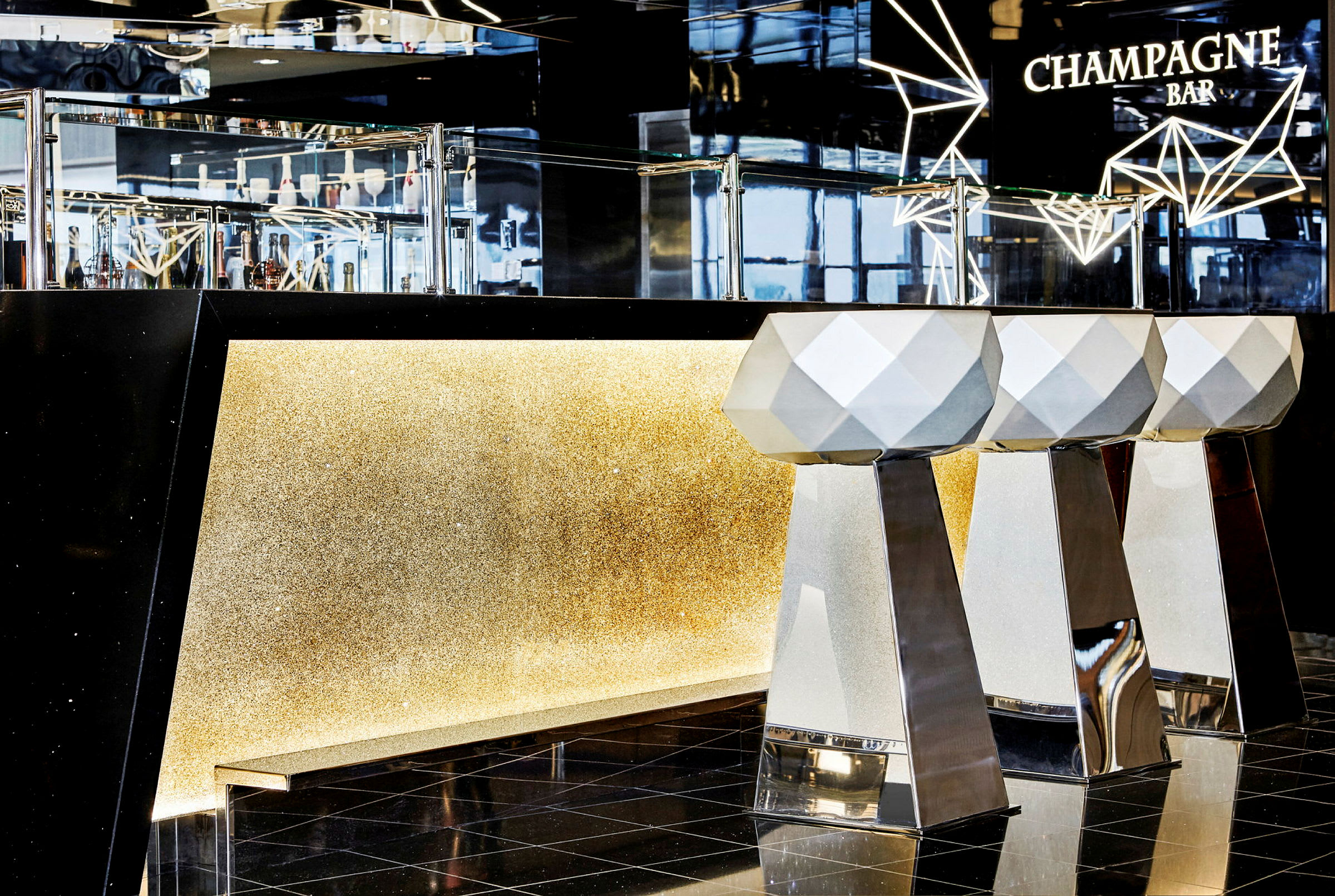En champagnebar med moderne designstoler og glitrende detalj på bardisken. (AI-generert tekst)