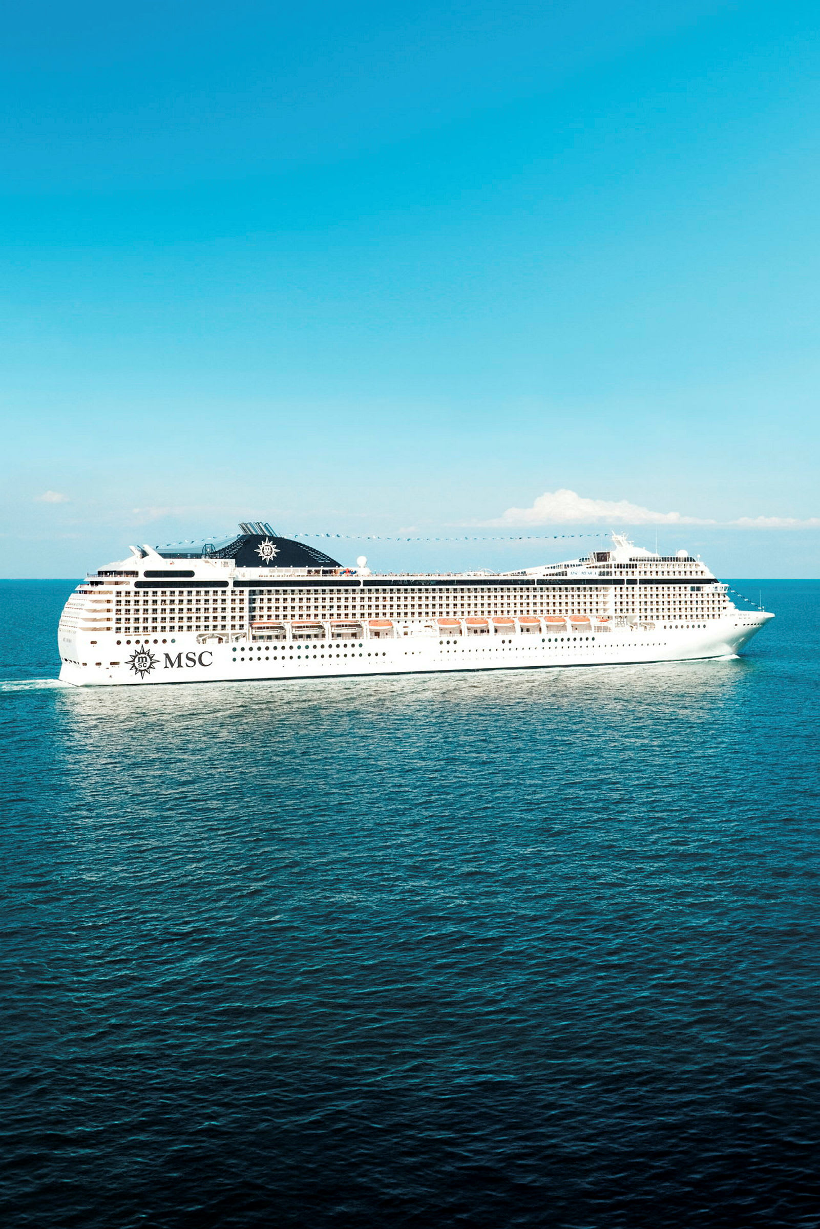 Et cruiseskip på havet under en klar blå himmel. (AI-generert tekst)