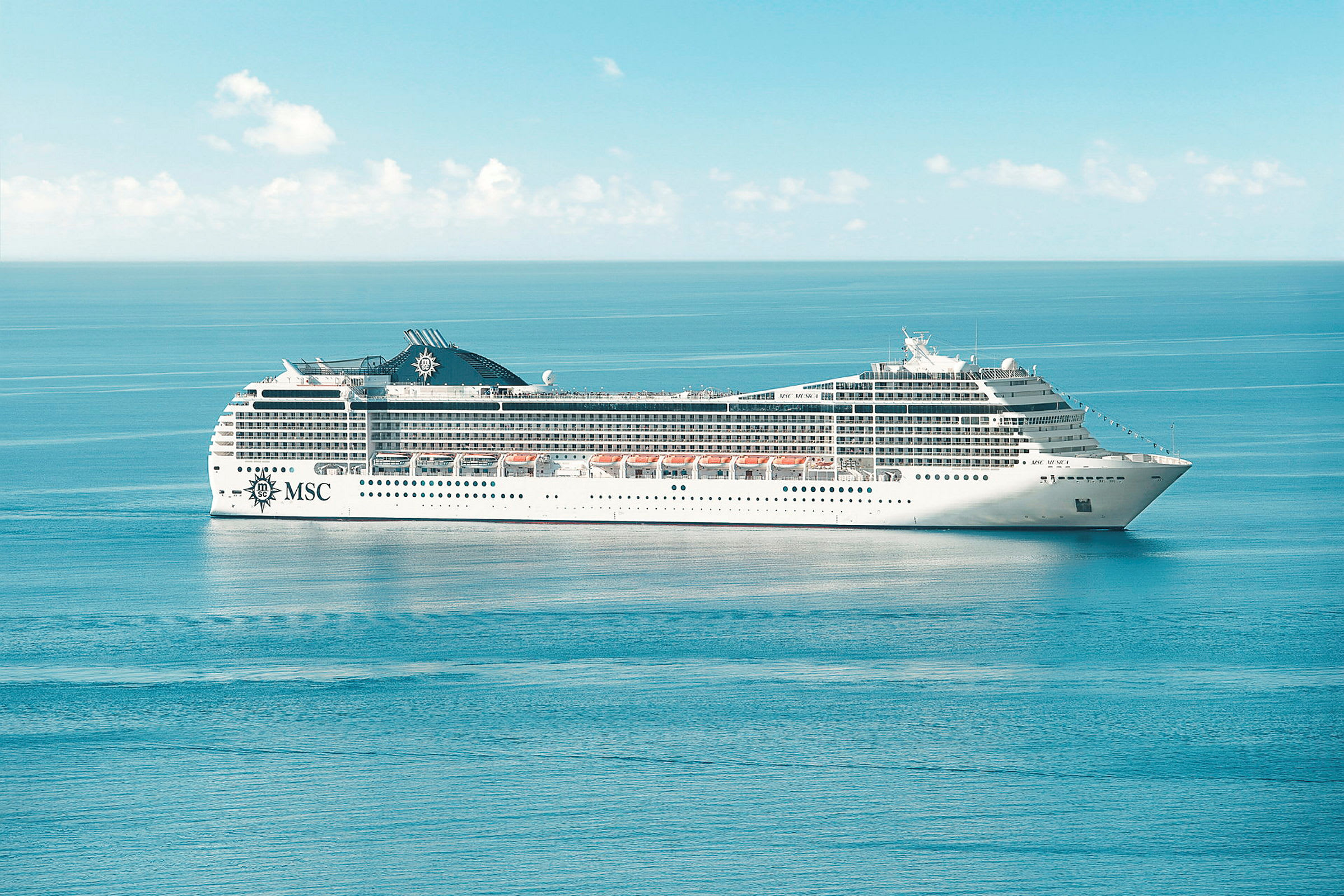 Et stort cruiseskip på åpent hav under en klarblå himmel. (AI-generert tekst)