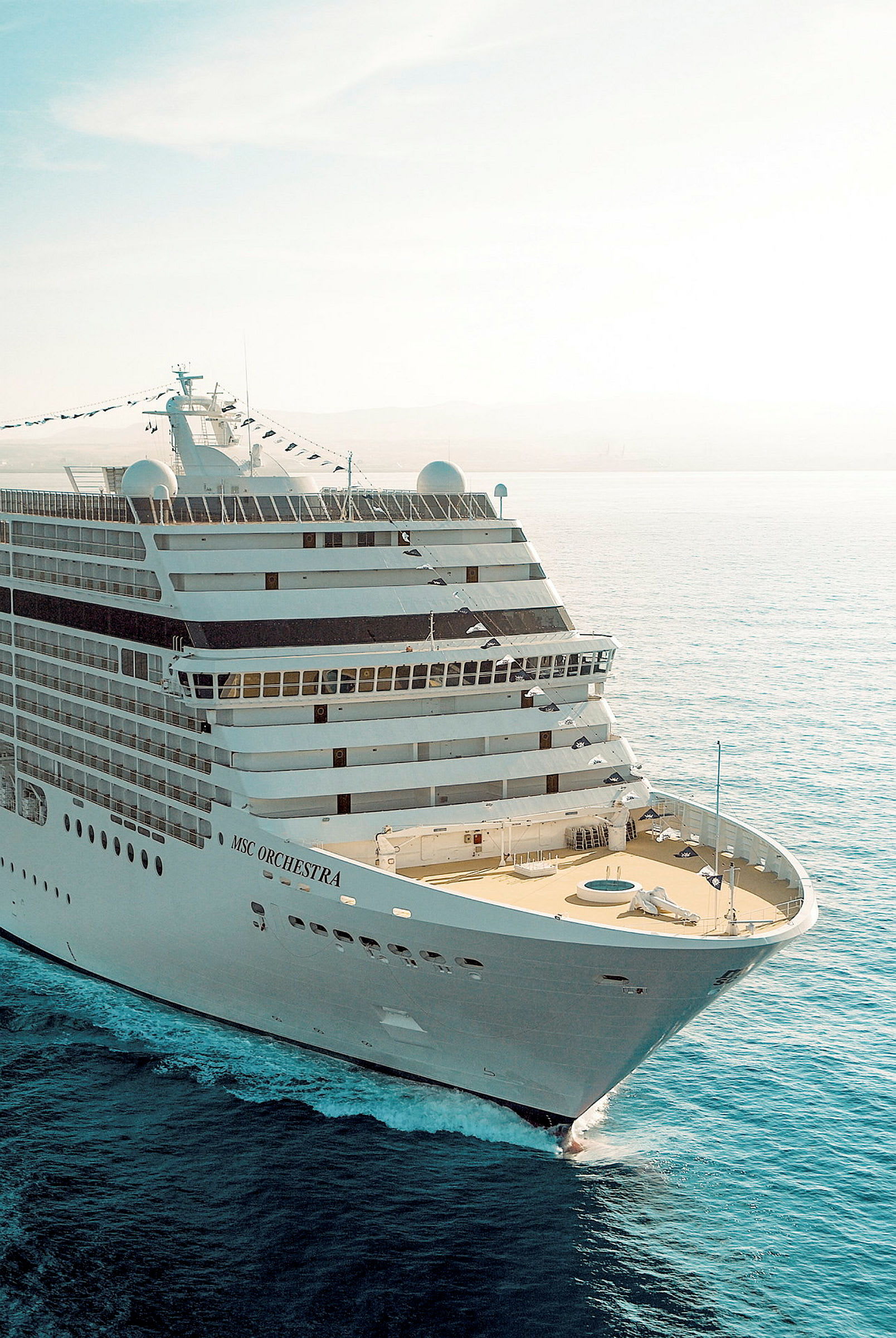 Bilde av MSC Orchestra, et cruiseskip, som seiler på havet. (AI-generert tekst)