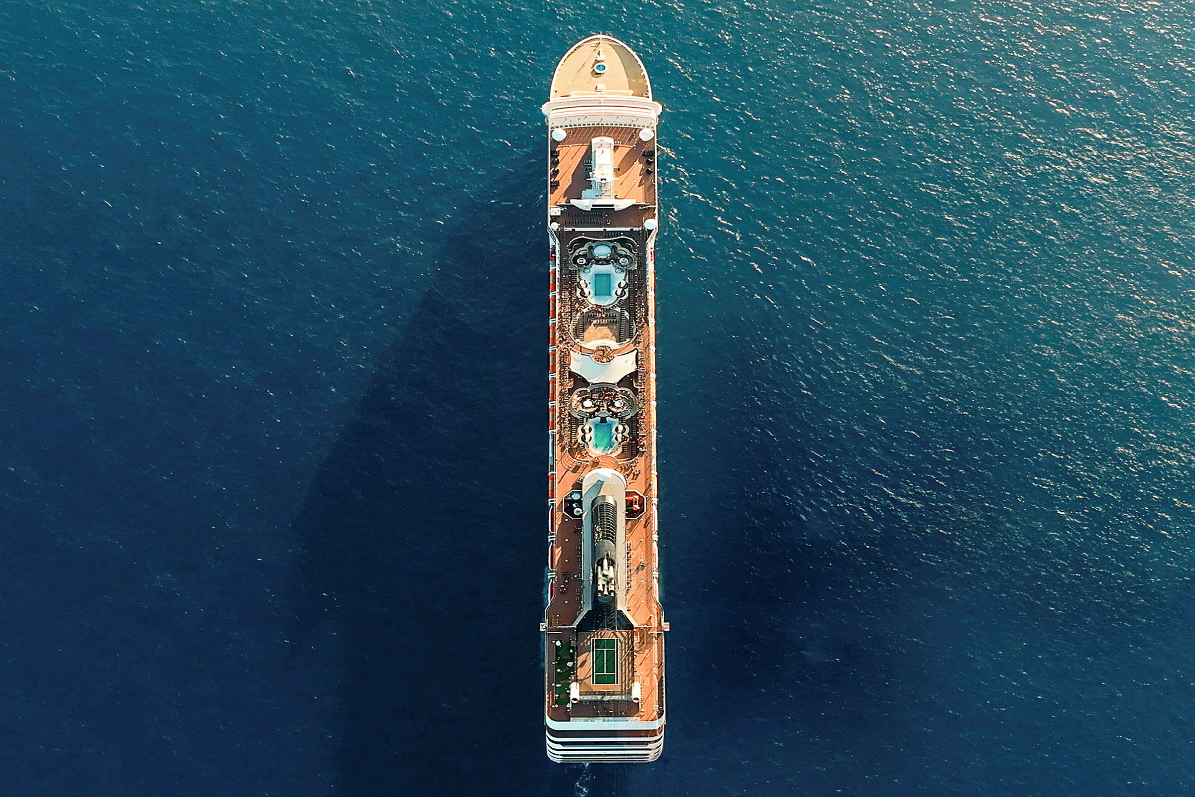 Luftfoto av et cruiseskip på havet. (AI-generert tekst)