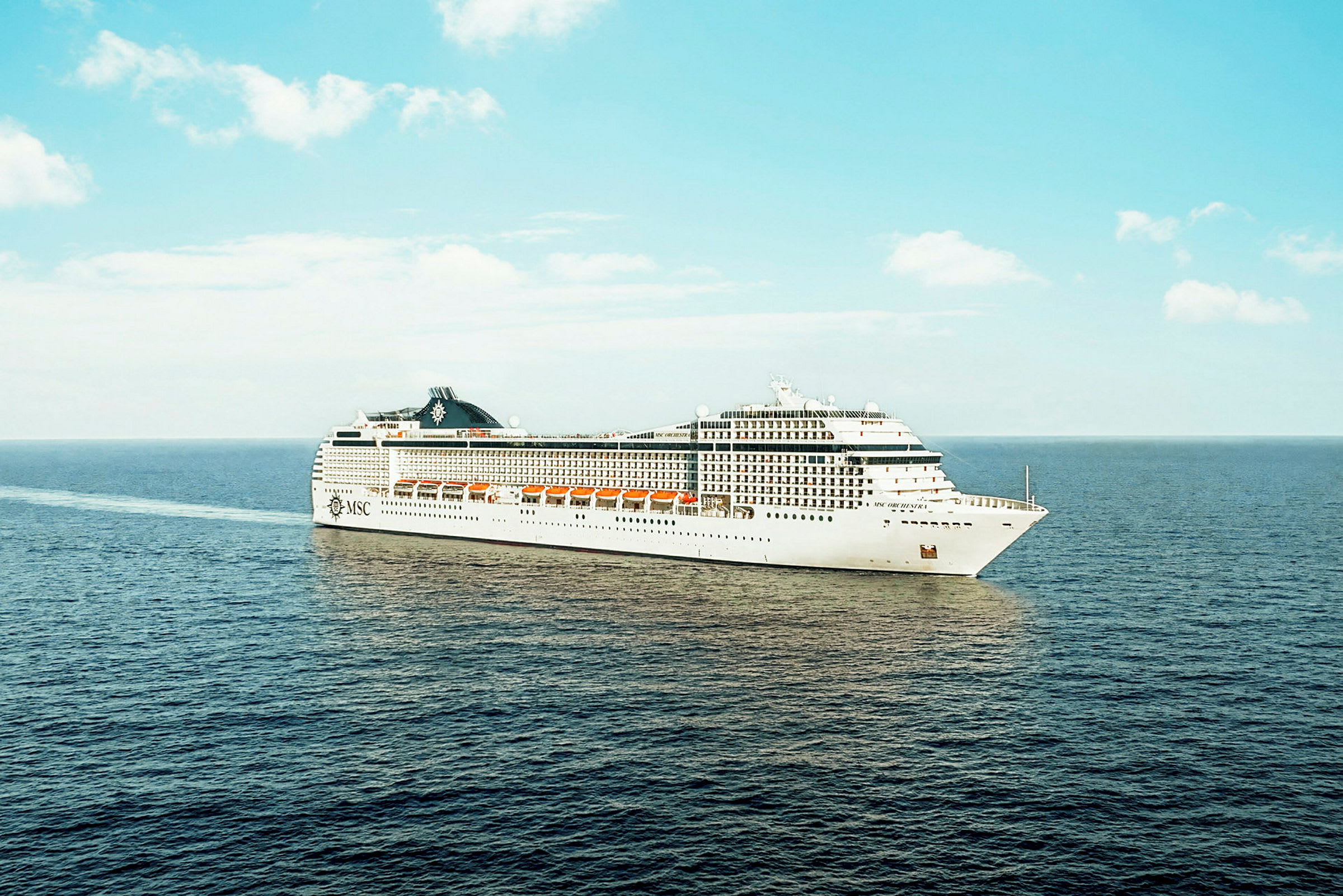 Cruiseskip på åpent hav. (AI-generert tekst)