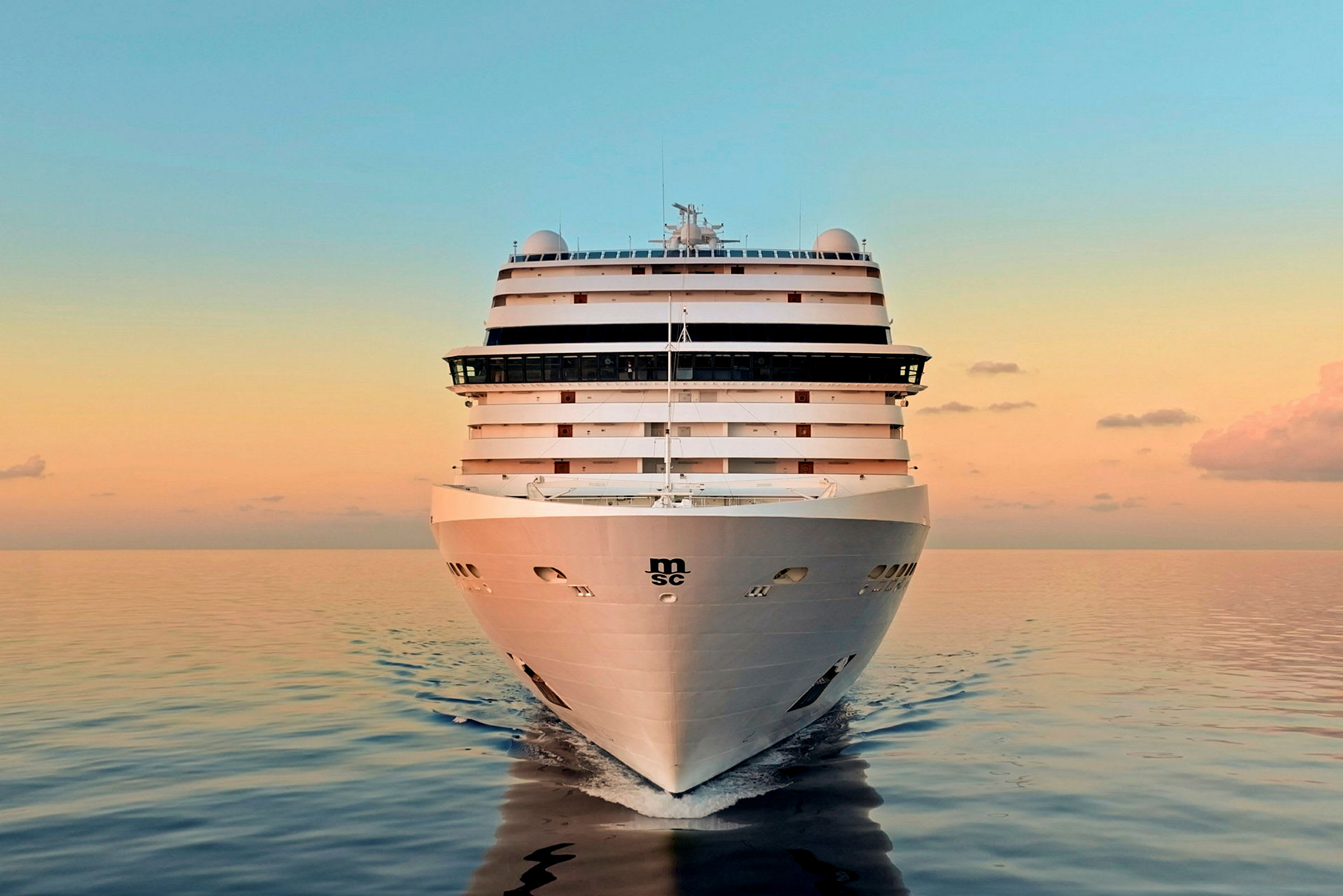 Et cruise skip navigerer gjennom rolig vann ved solnedgang. (AI-generert tekst)