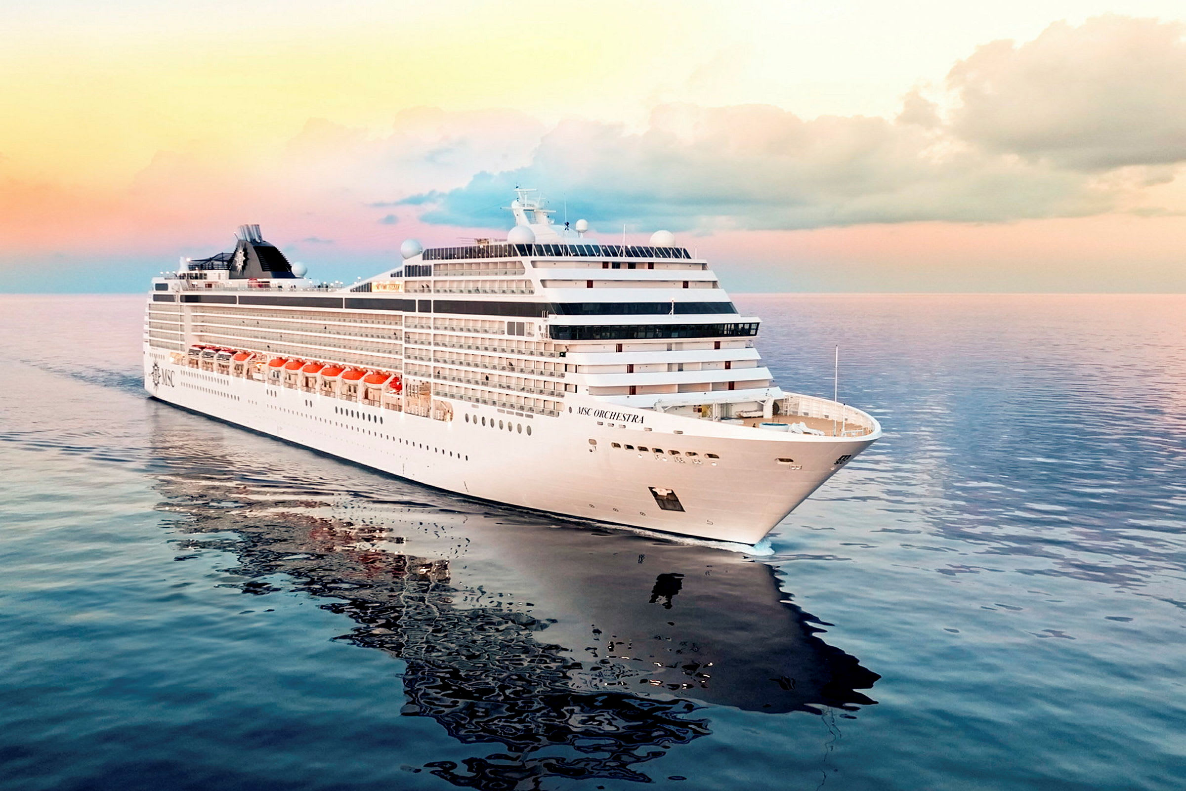 Et cruiseskip på havet under en solnedgang. (AI-generert tekst)
