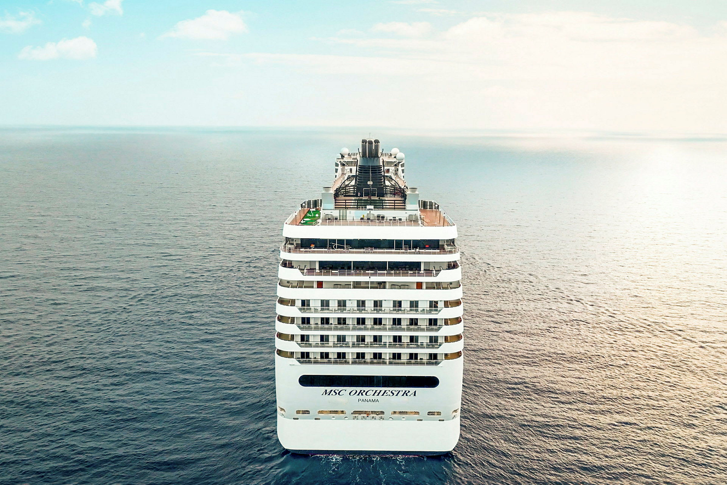 Et cruiseskip på åpent hav, sett bakfra. (AI-generert tekst)