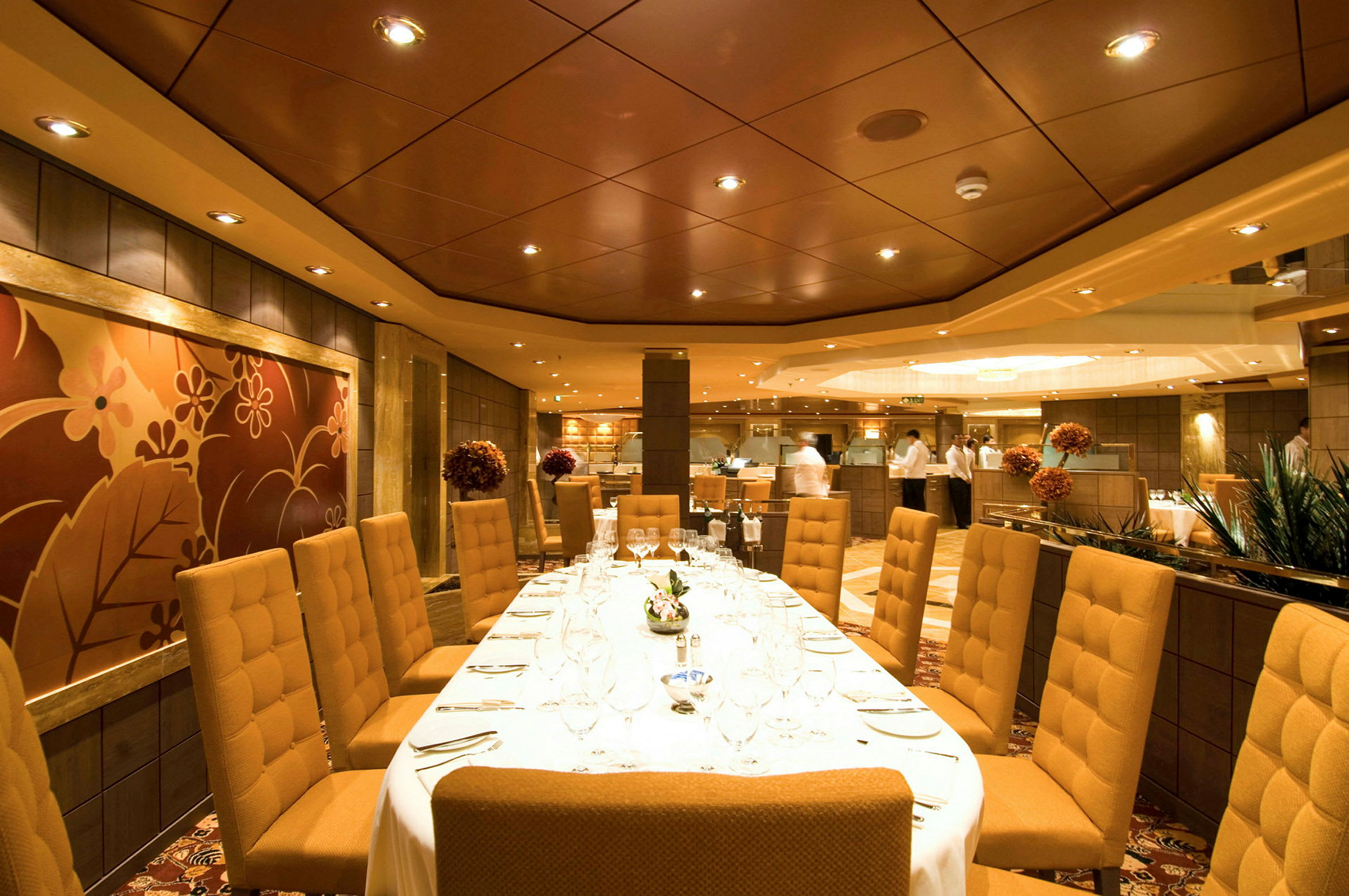Bilde av en elegant restaurant med dekkede bord og stoler rundt. (AI-generert tekst)