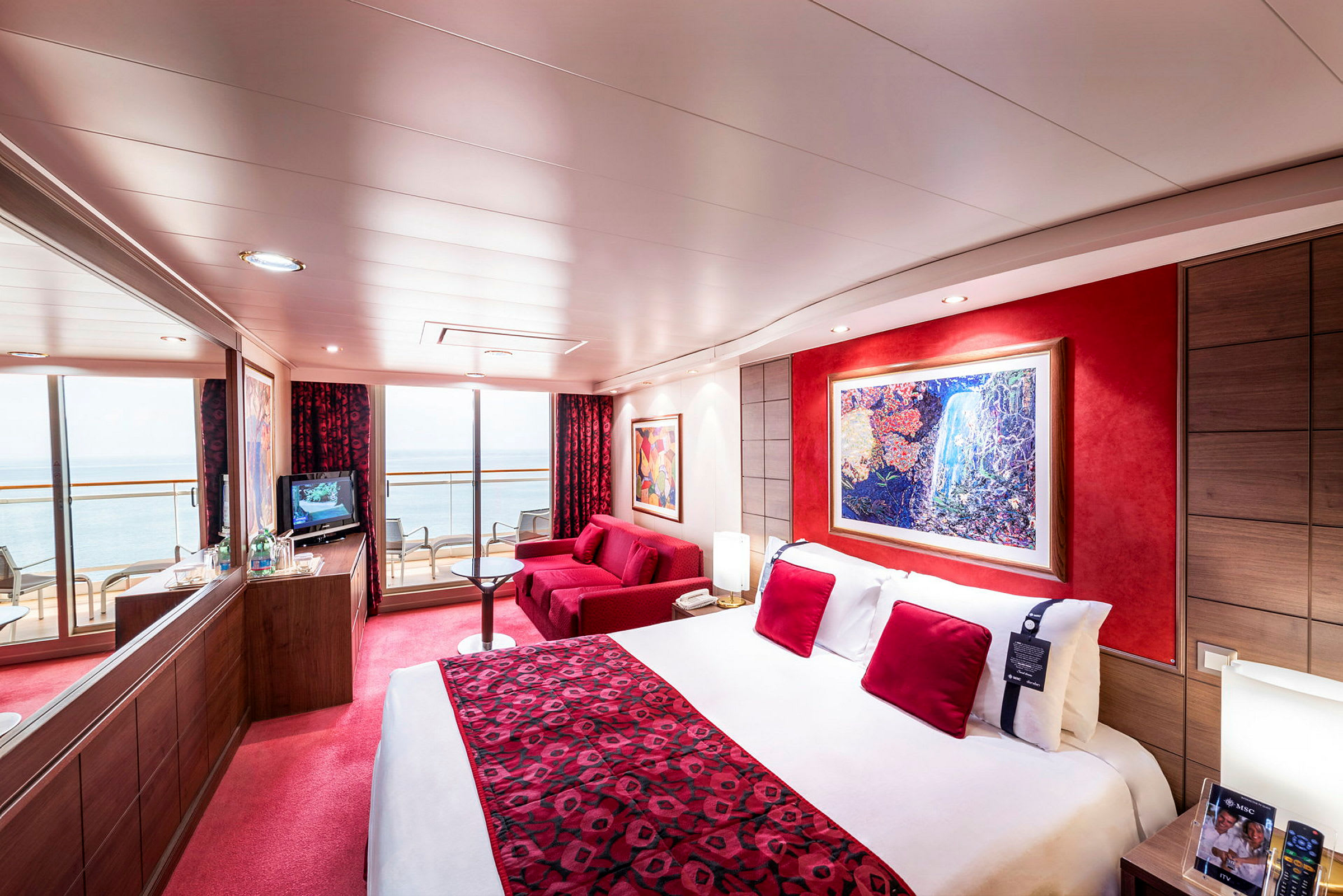 Moderne hotellrominnredning med en dobbeltseng og en møblert balkong med havutsikt. (AI-generert tekst)
