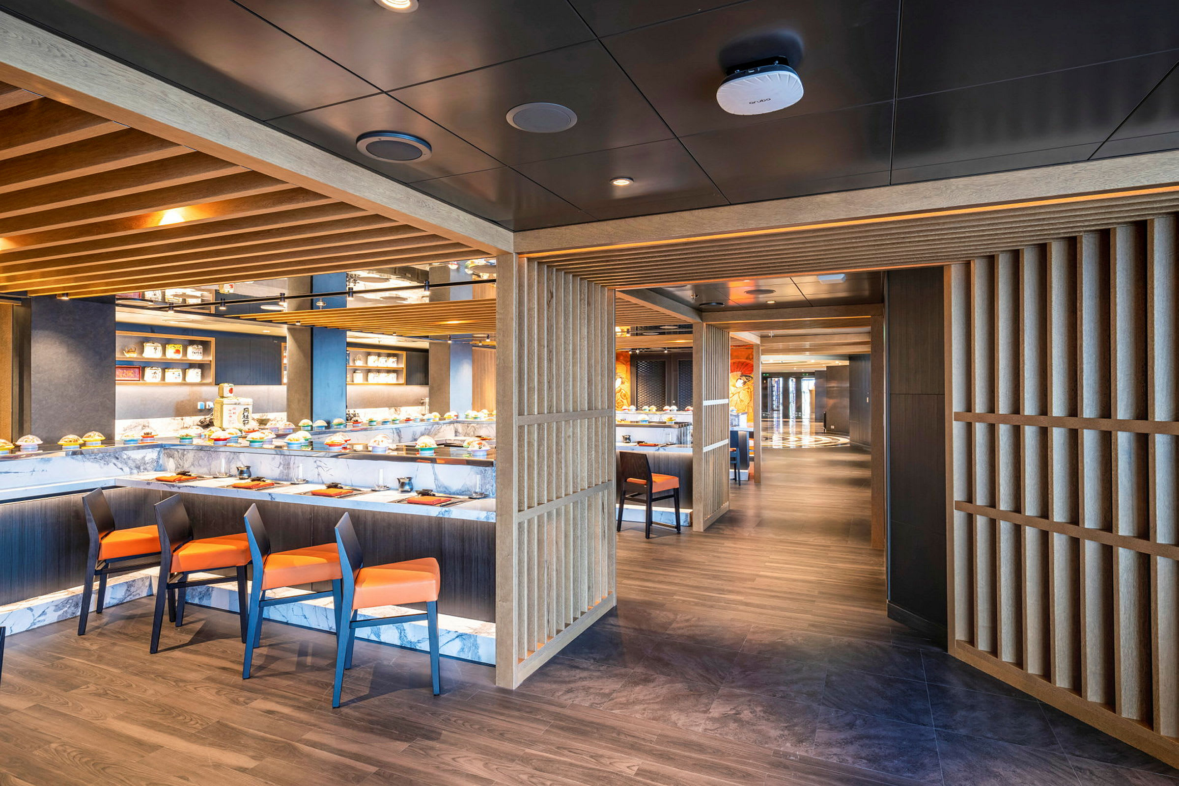 Interiøret i en moderne restaurant med sitteplasser og en bar. (AI-generert tekst)