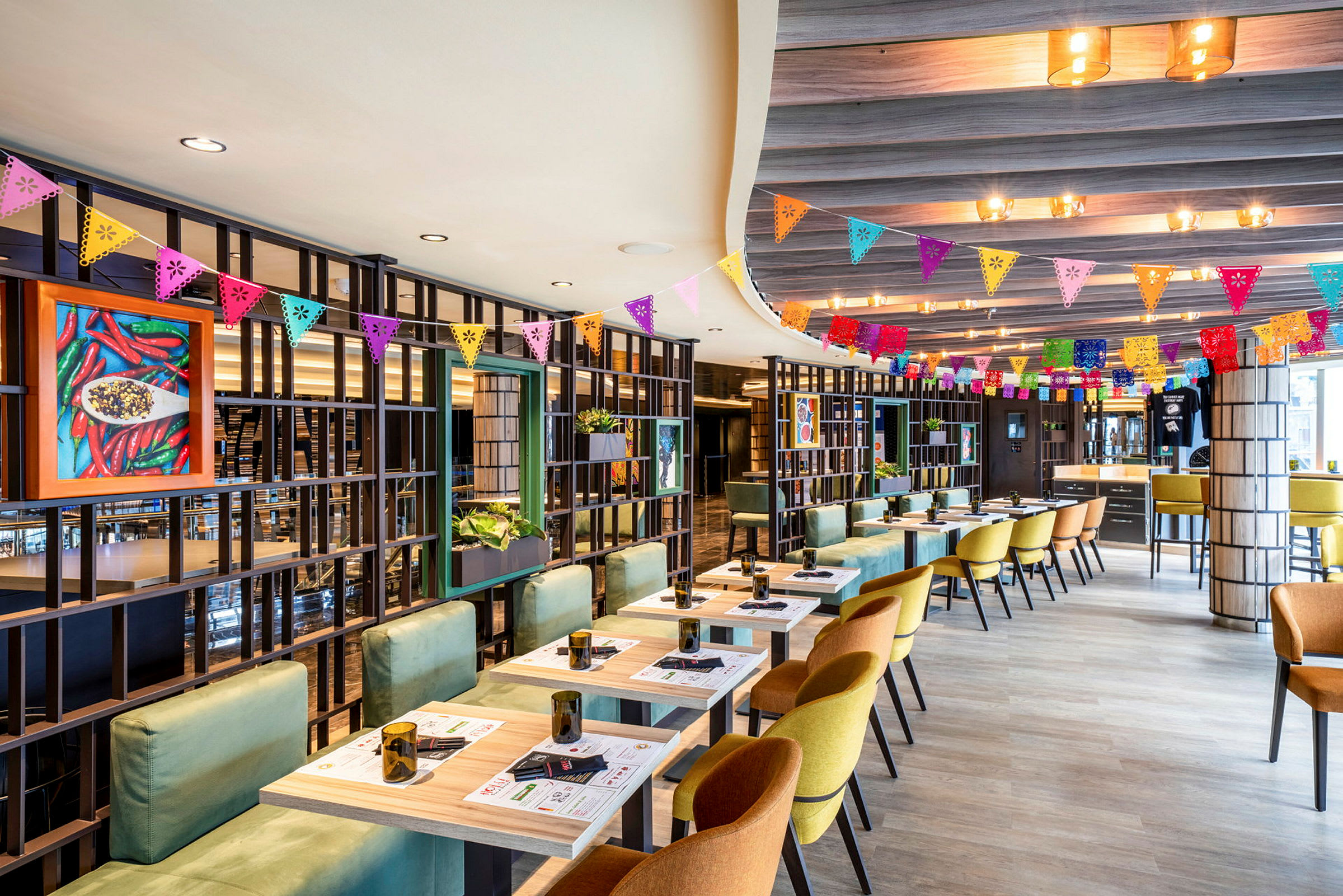Restaurant med fargerik dekorasjon, bord og sitteplasser. (AI-generert tekst)