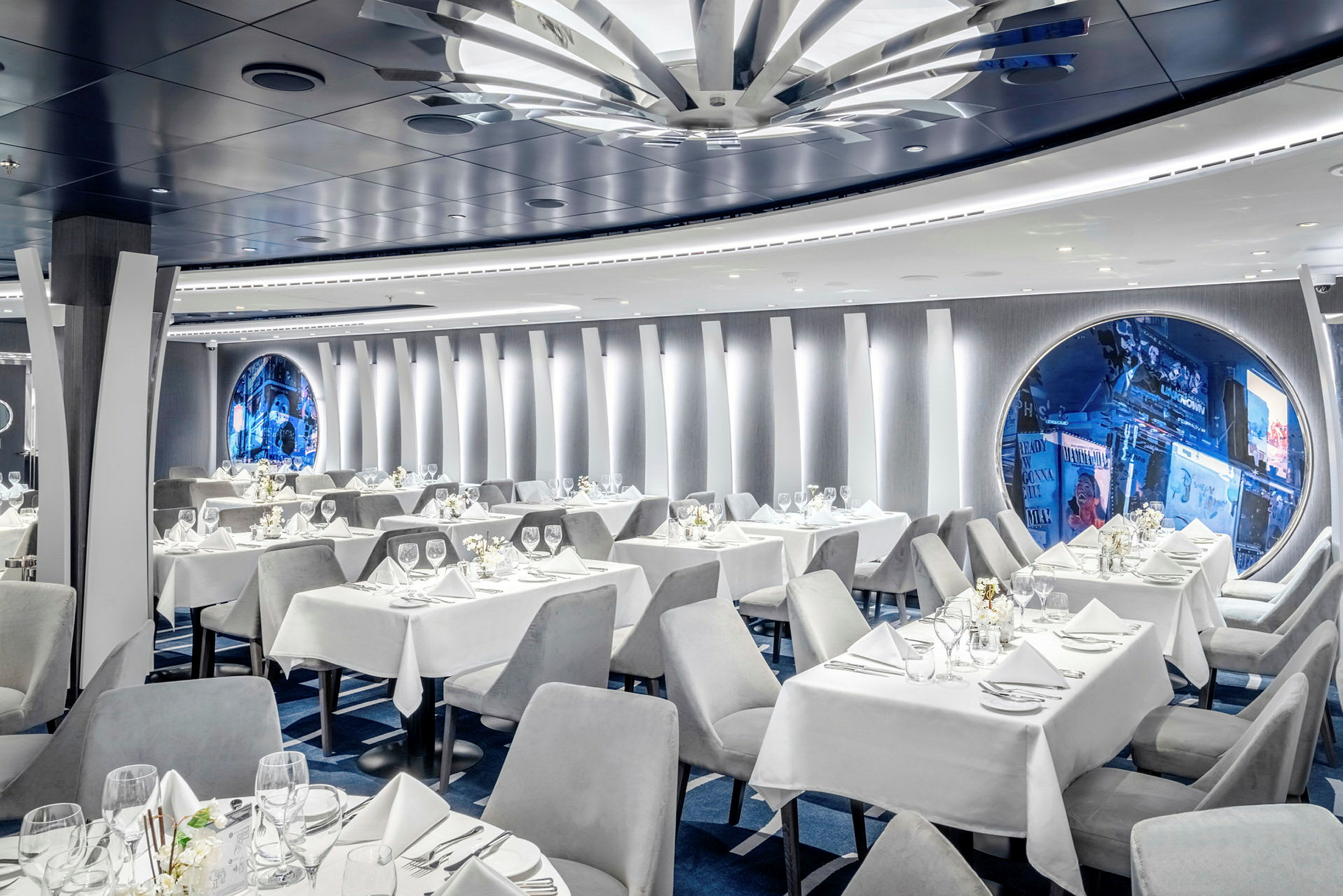 Elegant restaurant med dekkede bord, hvite duker og moderne interiør. (AI-generert tekst)