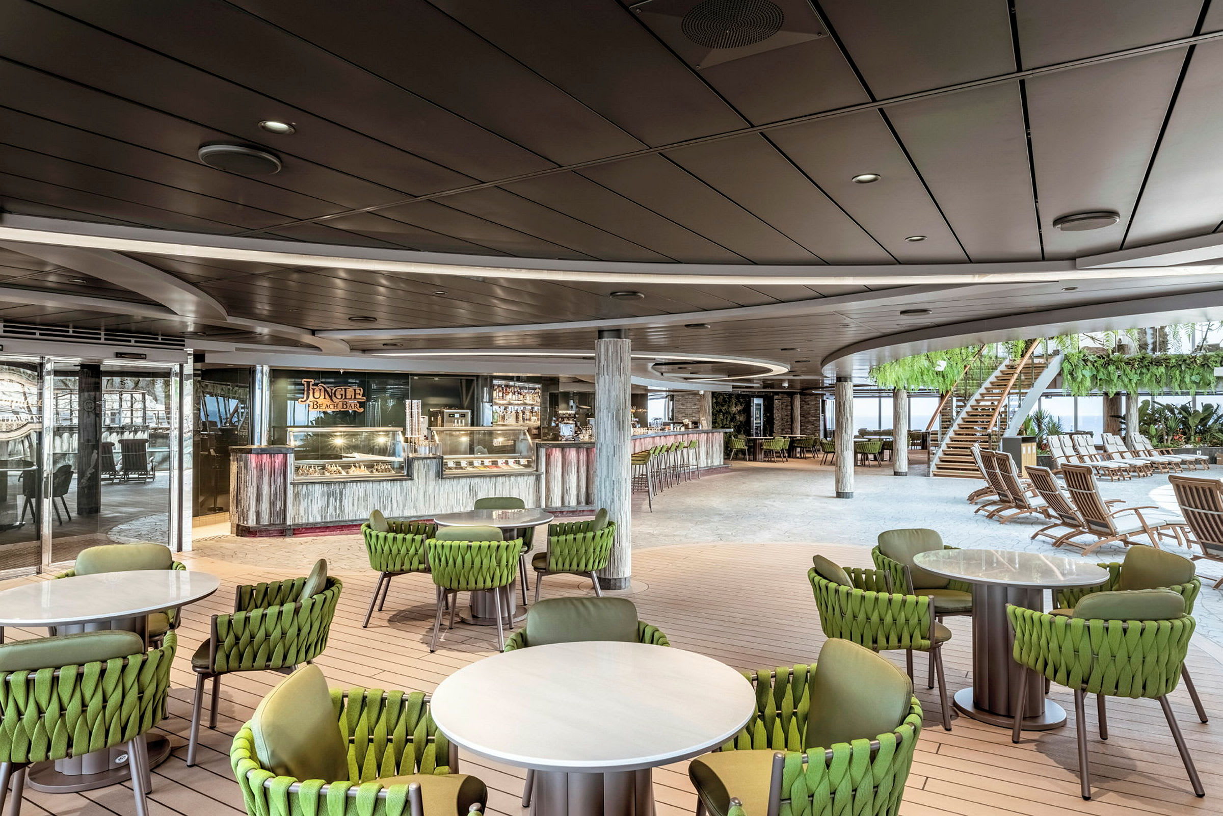 Interiør av en strandbar med sitteplasser og en trapp. (AI-generert tekst)