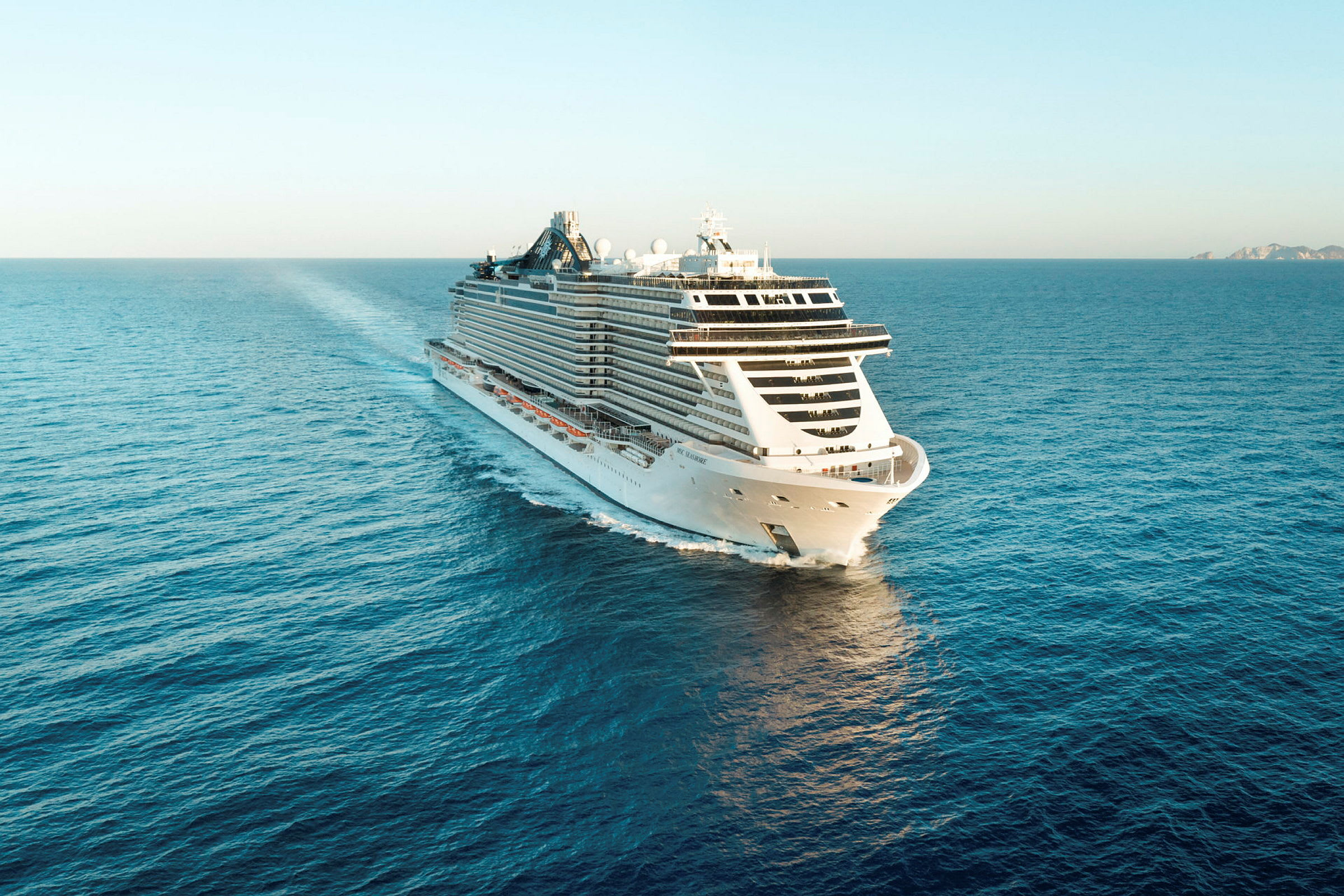 Et cruiseskip seiler på åpent hav. (AI-generert tekst)
