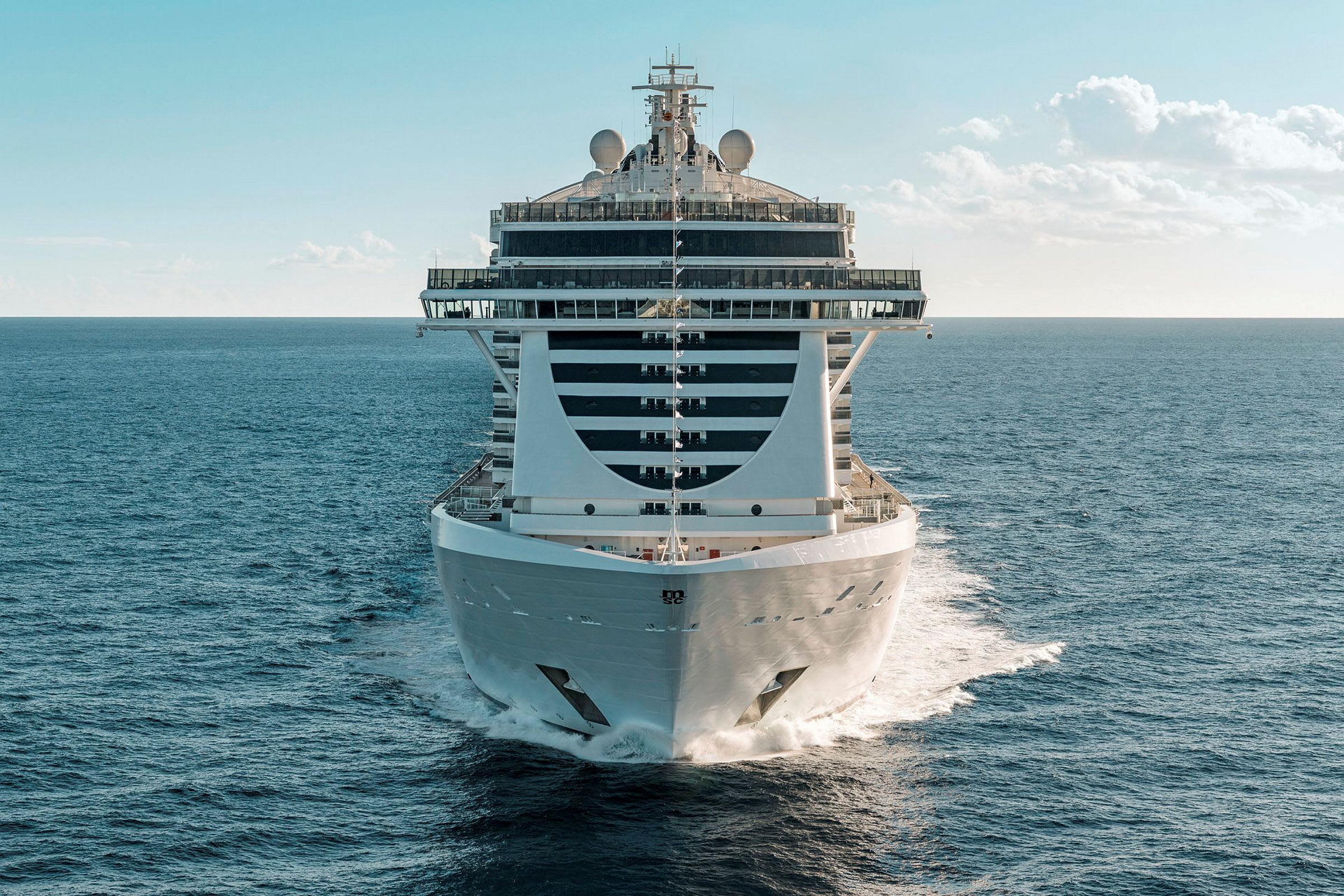 Et cruiseskip som navigerer på åpent hav. (AI-generert tekst)