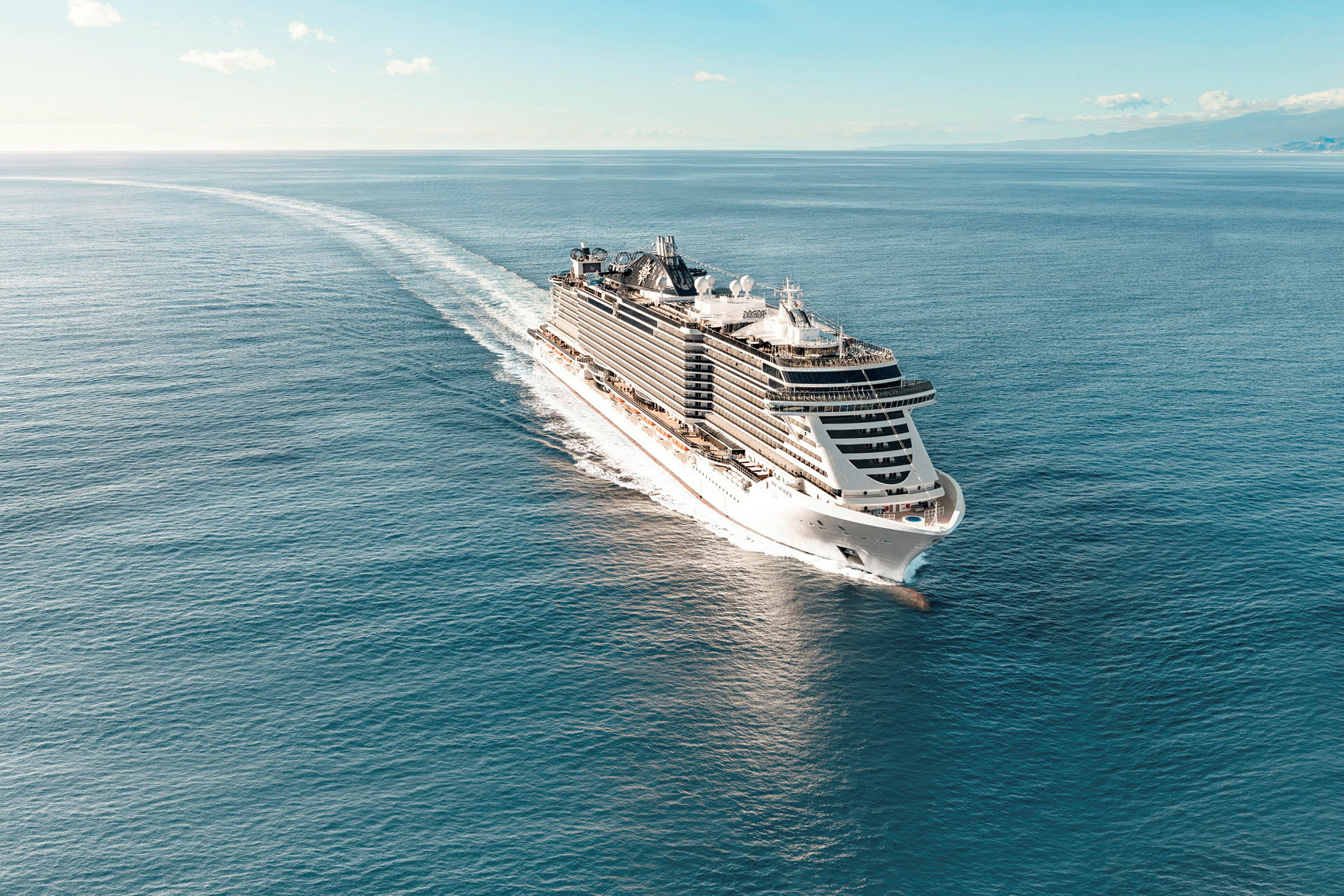 Et stort cruiseskip seiler på åpent hav. (AI-generert tekst)
