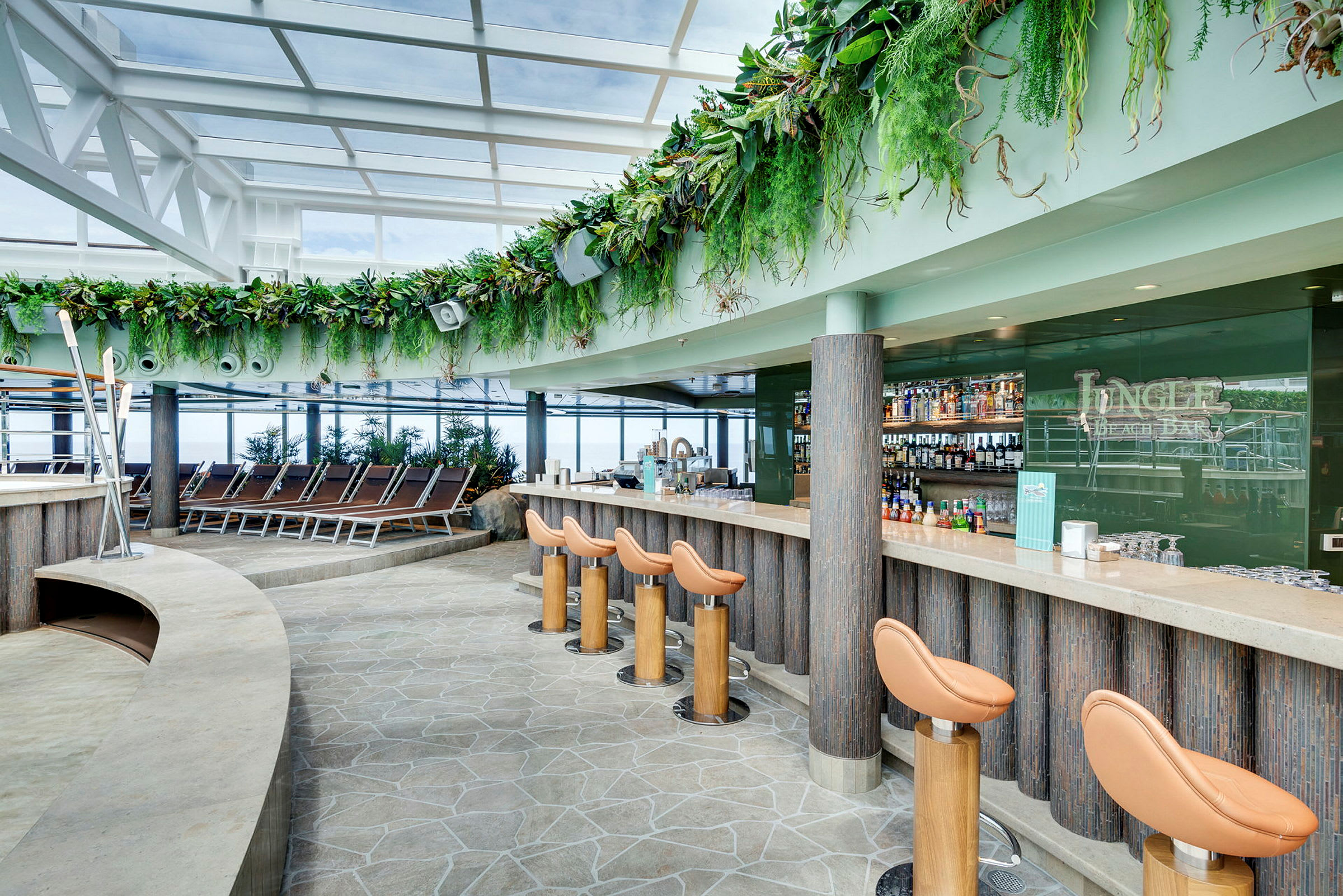 En moderne bar med stoler og en grønn dekorasjon på veggene, samt solsenger ved siden av. (AI-generert tekst)